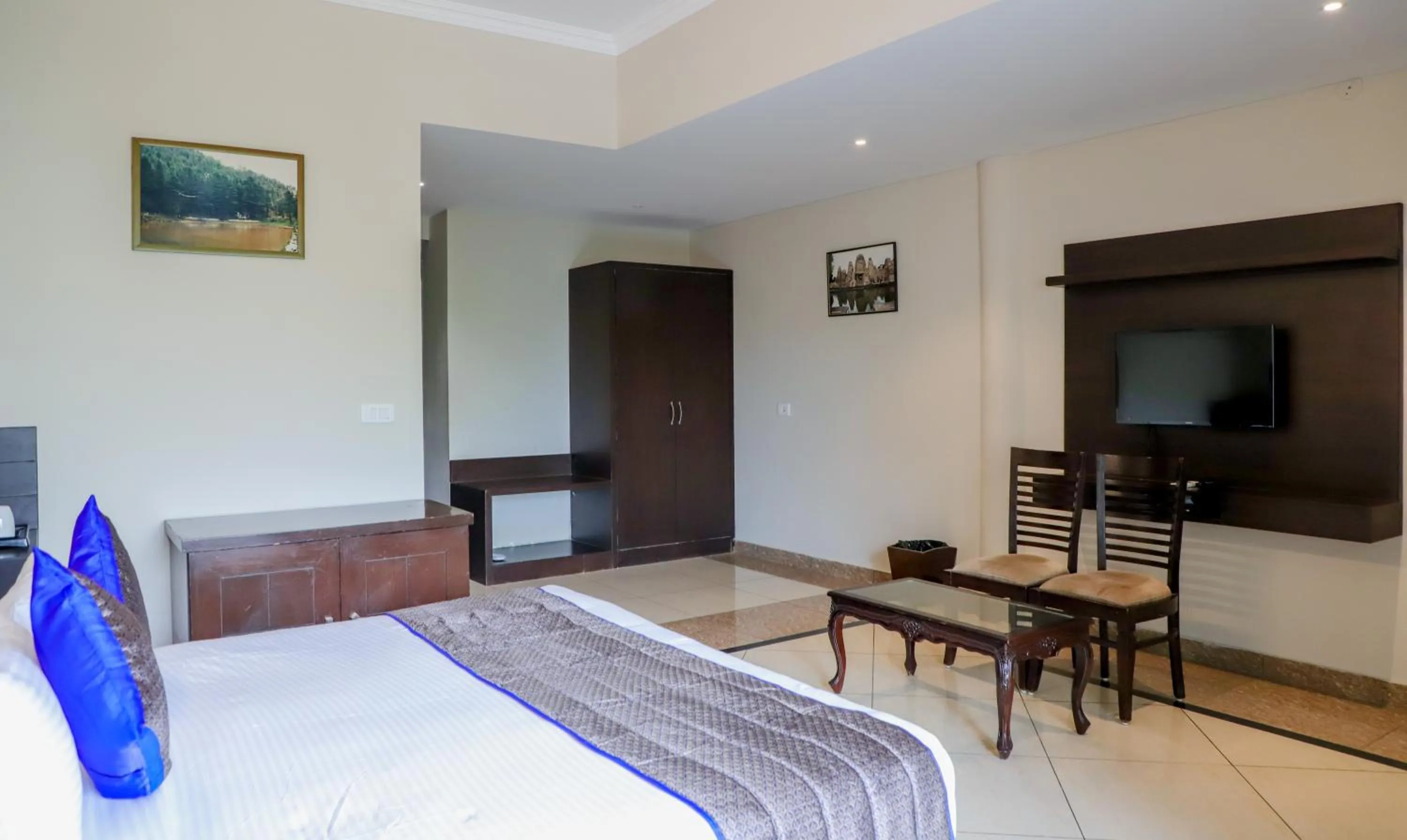 Bedroom, Bed in juSTa Palampur Resort & Convention Centre