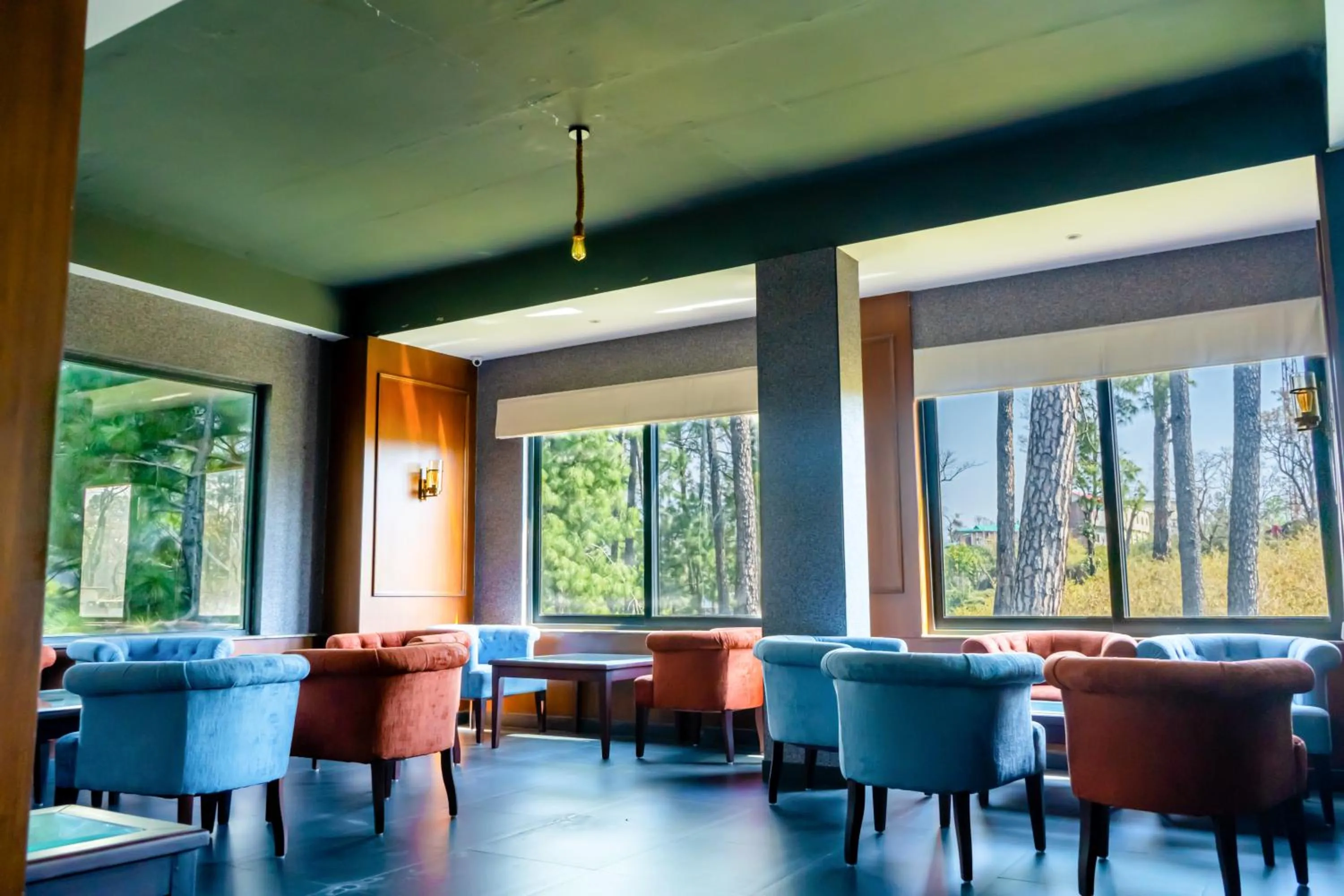 Lounge or bar in juSTa Palampur Resort & Convention Centre