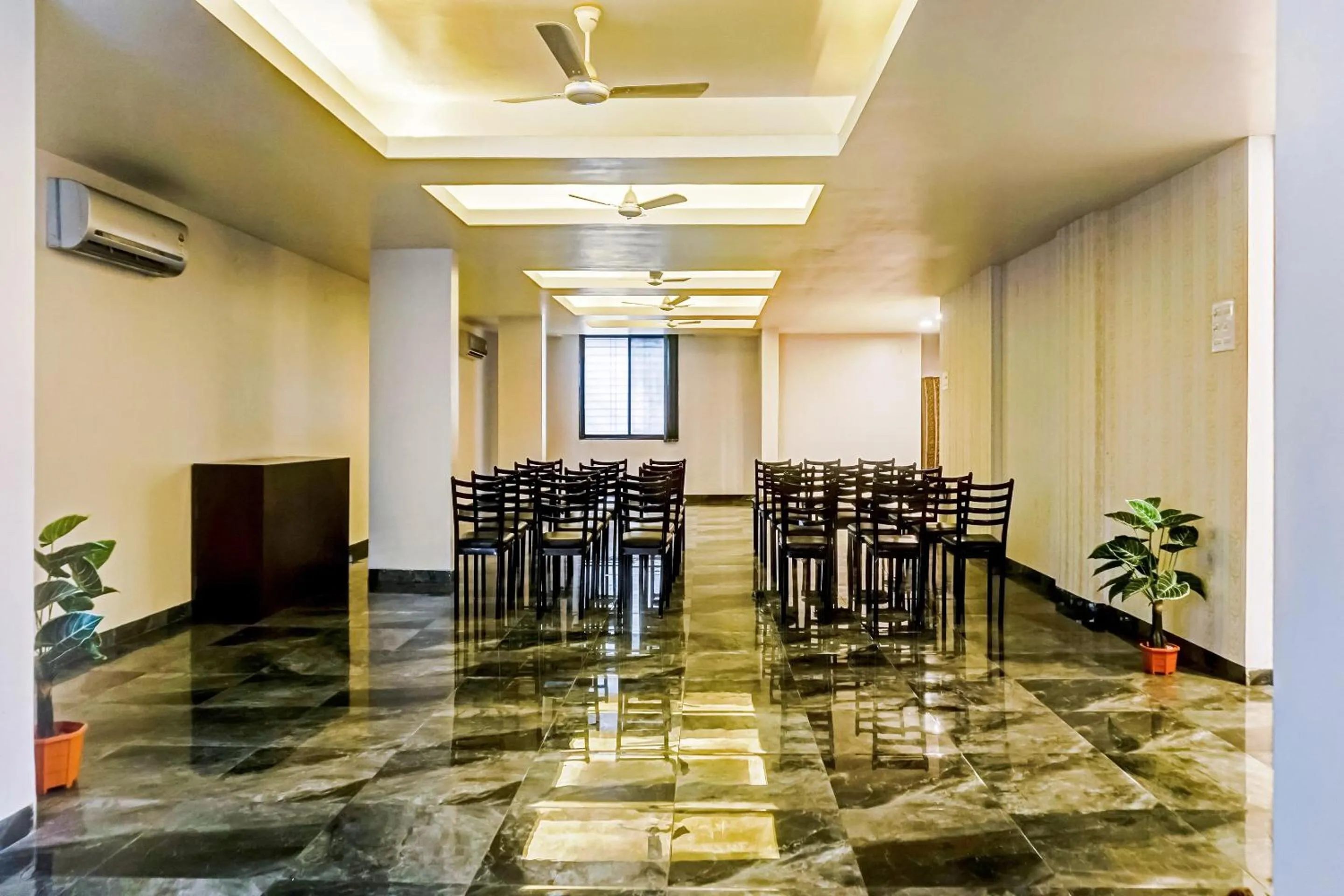 Business facilities in Hotel O Log Inn Plaza