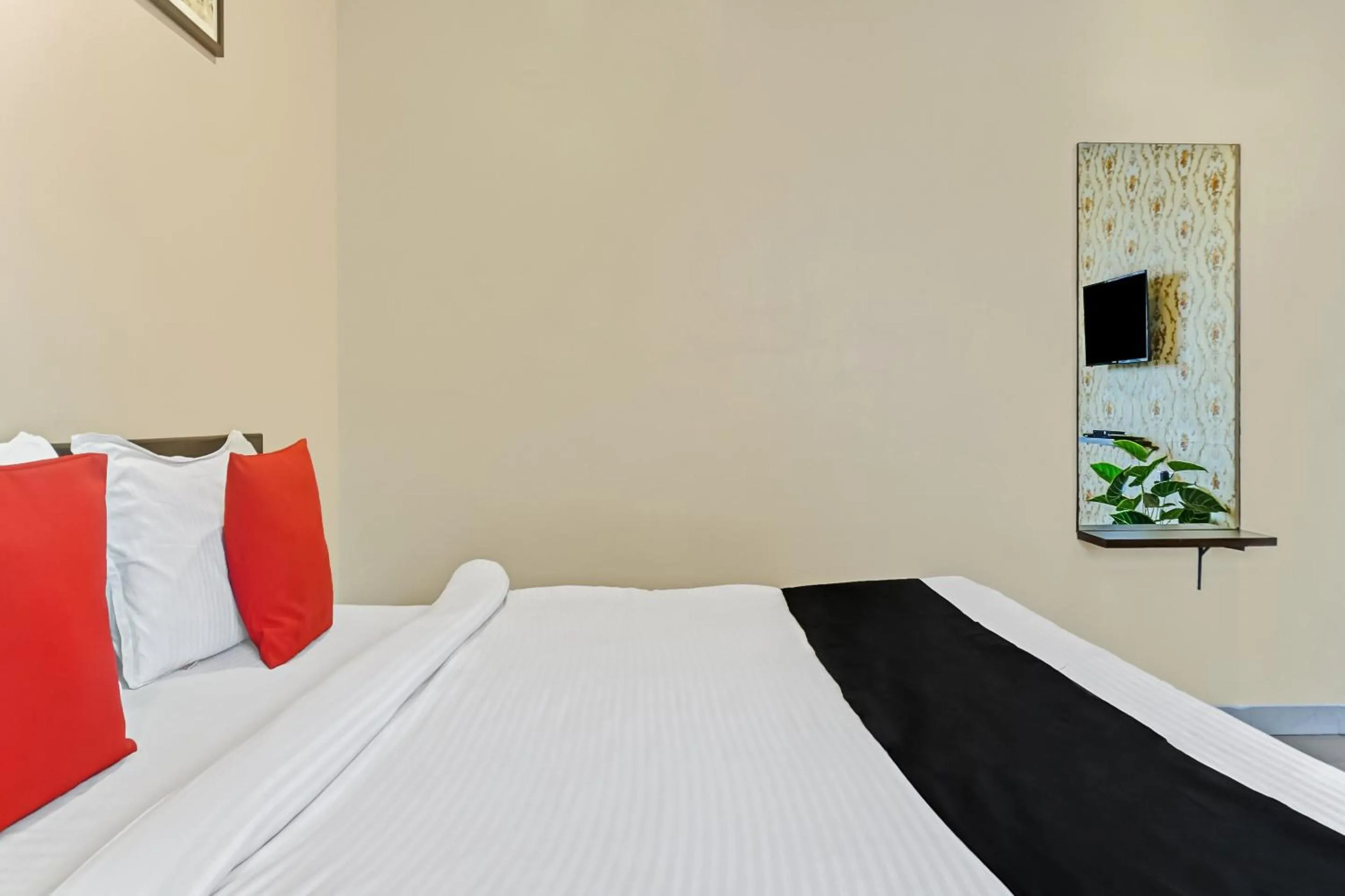 Bedroom, Bed in Hotel O Log Inn Plaza