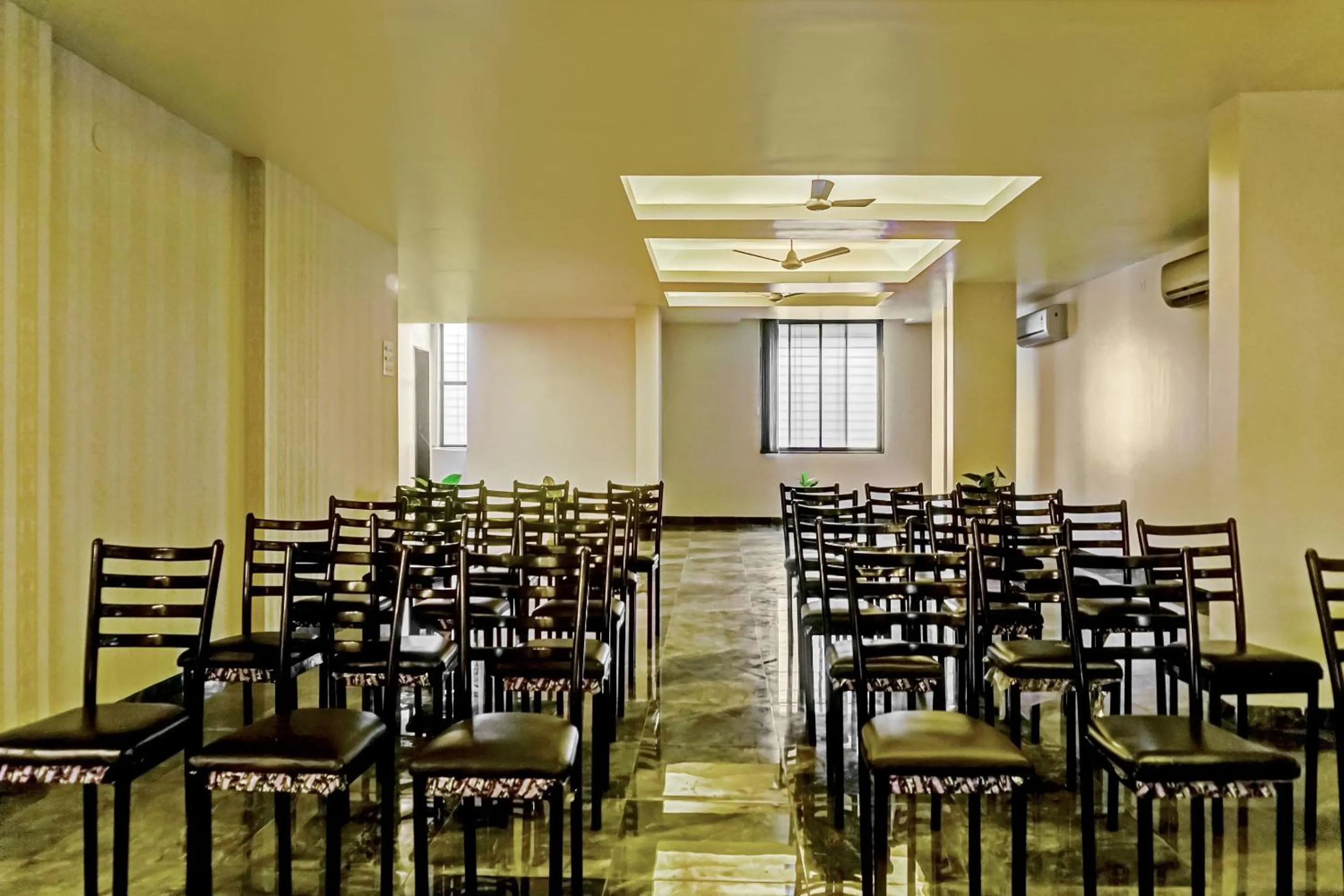 Business facilities in Hotel O Log Inn Plaza