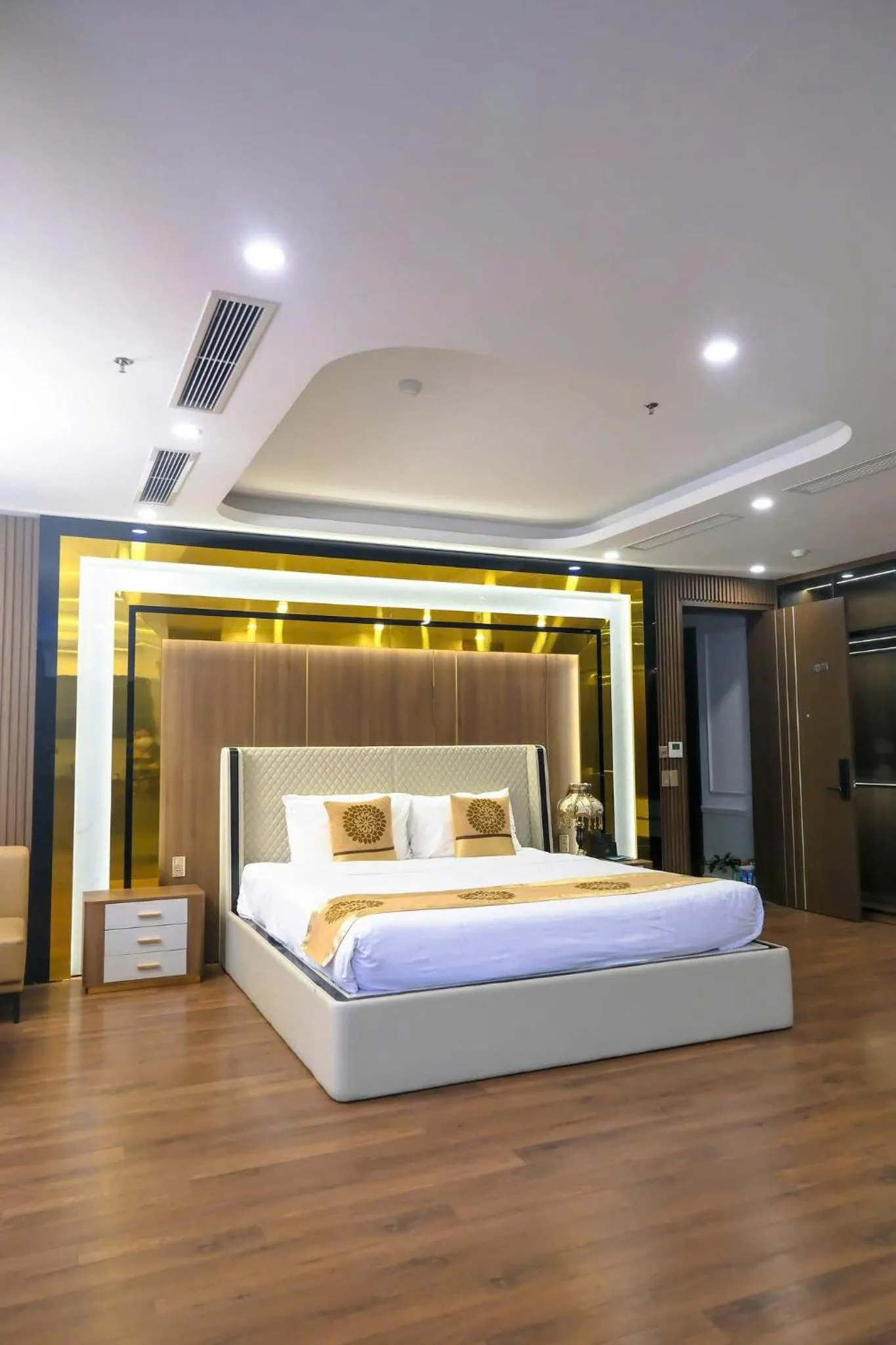 Bed in Queen Hotel Hoàng Gia