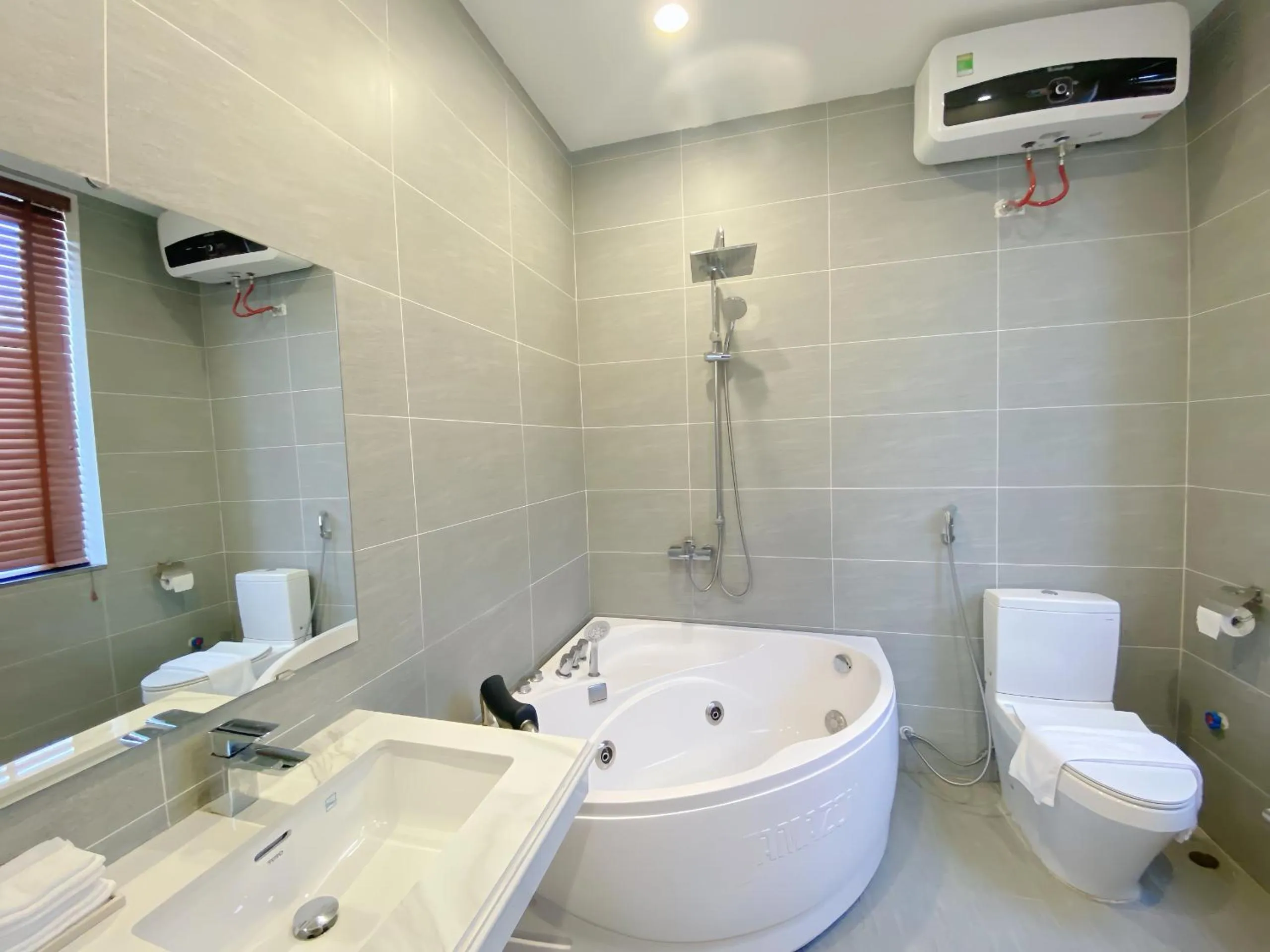 Queen Hotel Hoàng Gia