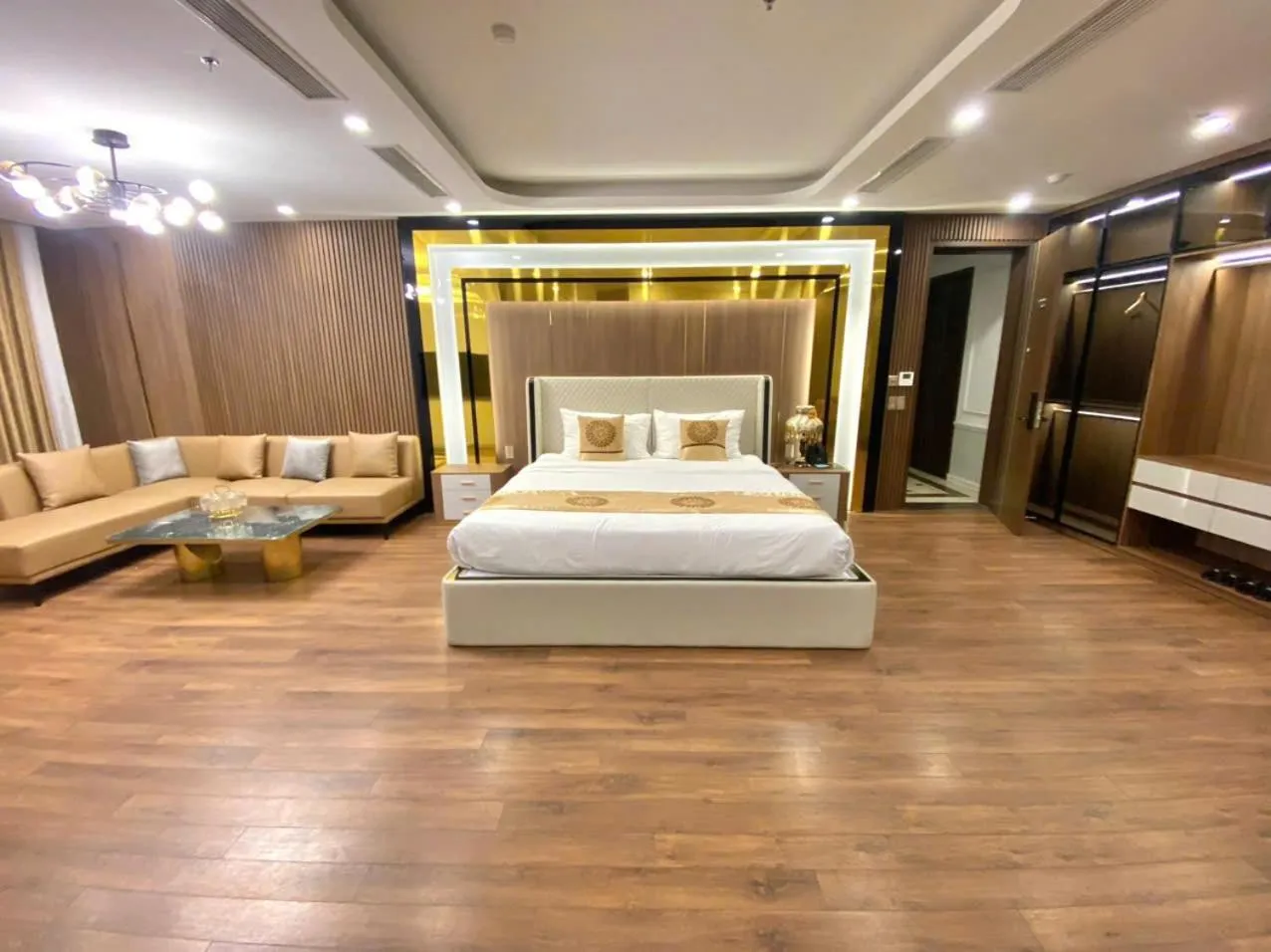 Bed in Queen Hotel Hoàng Gia