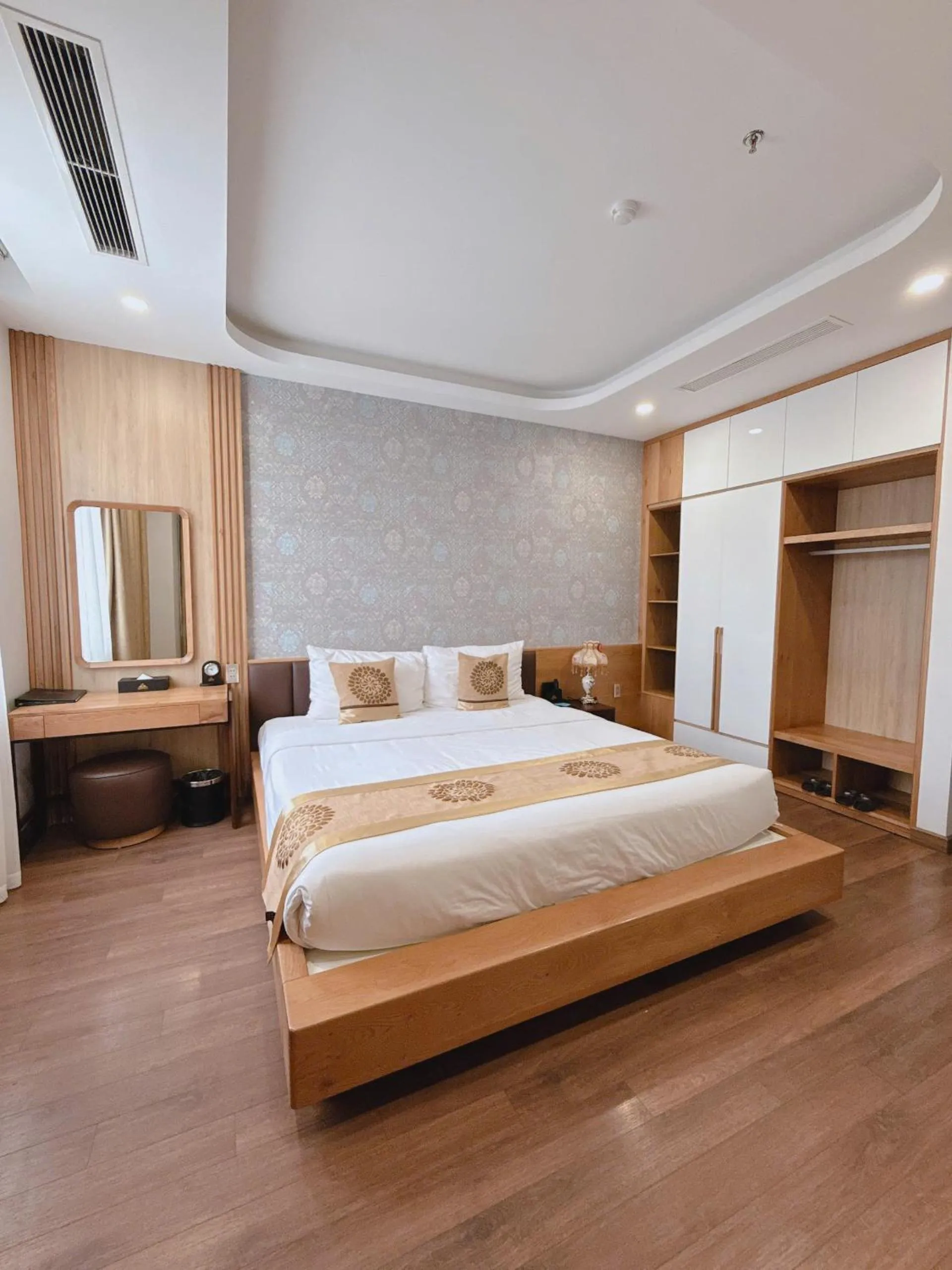 Bed in Queen Hotel Hoàng Gia