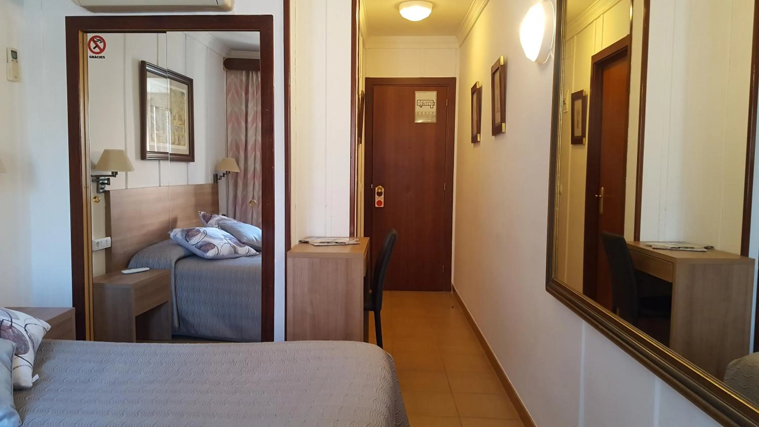 Photo of the whole room, Bed in Hotel La Residencia