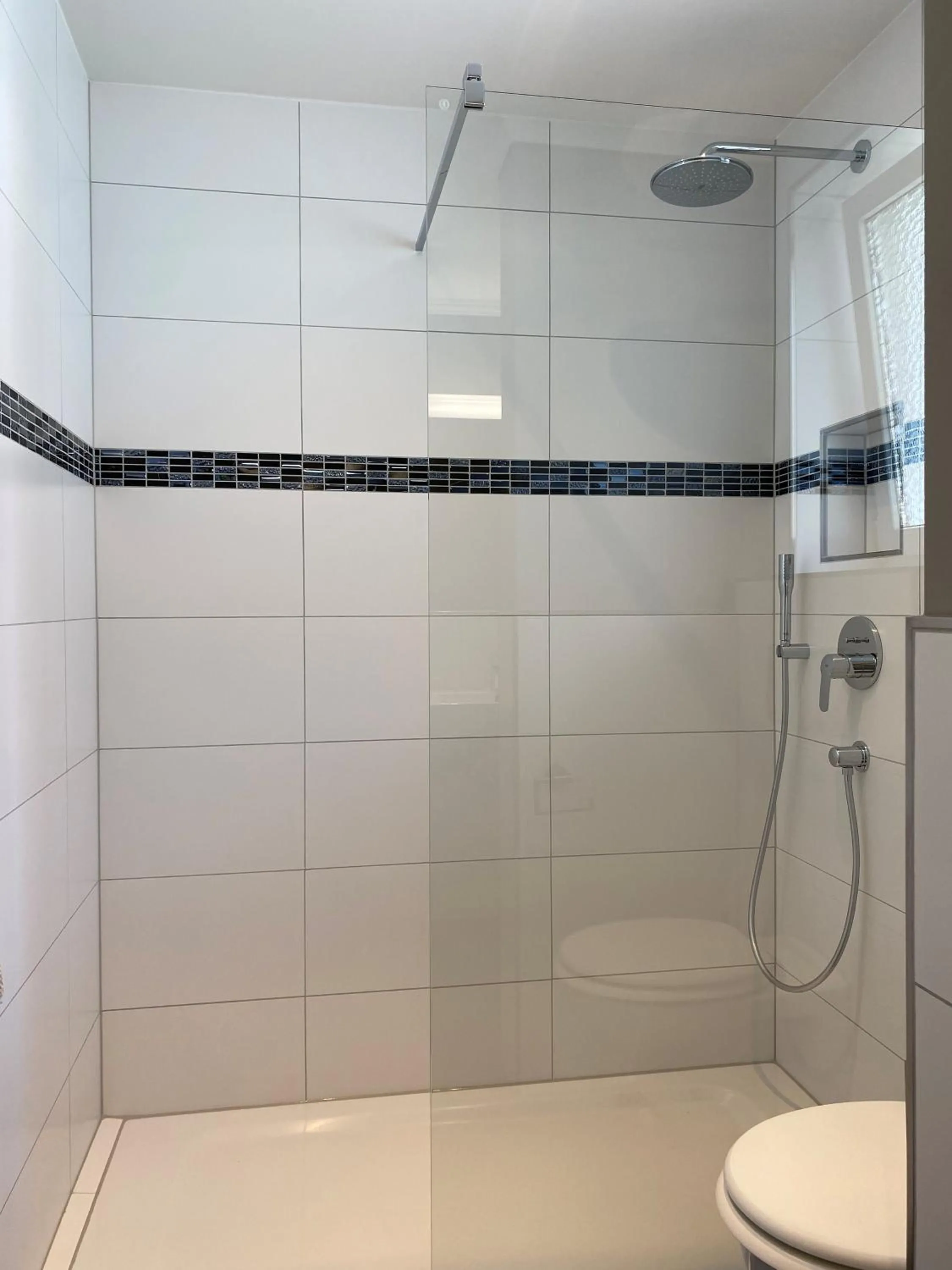 Shower in Hotel zum Hafen