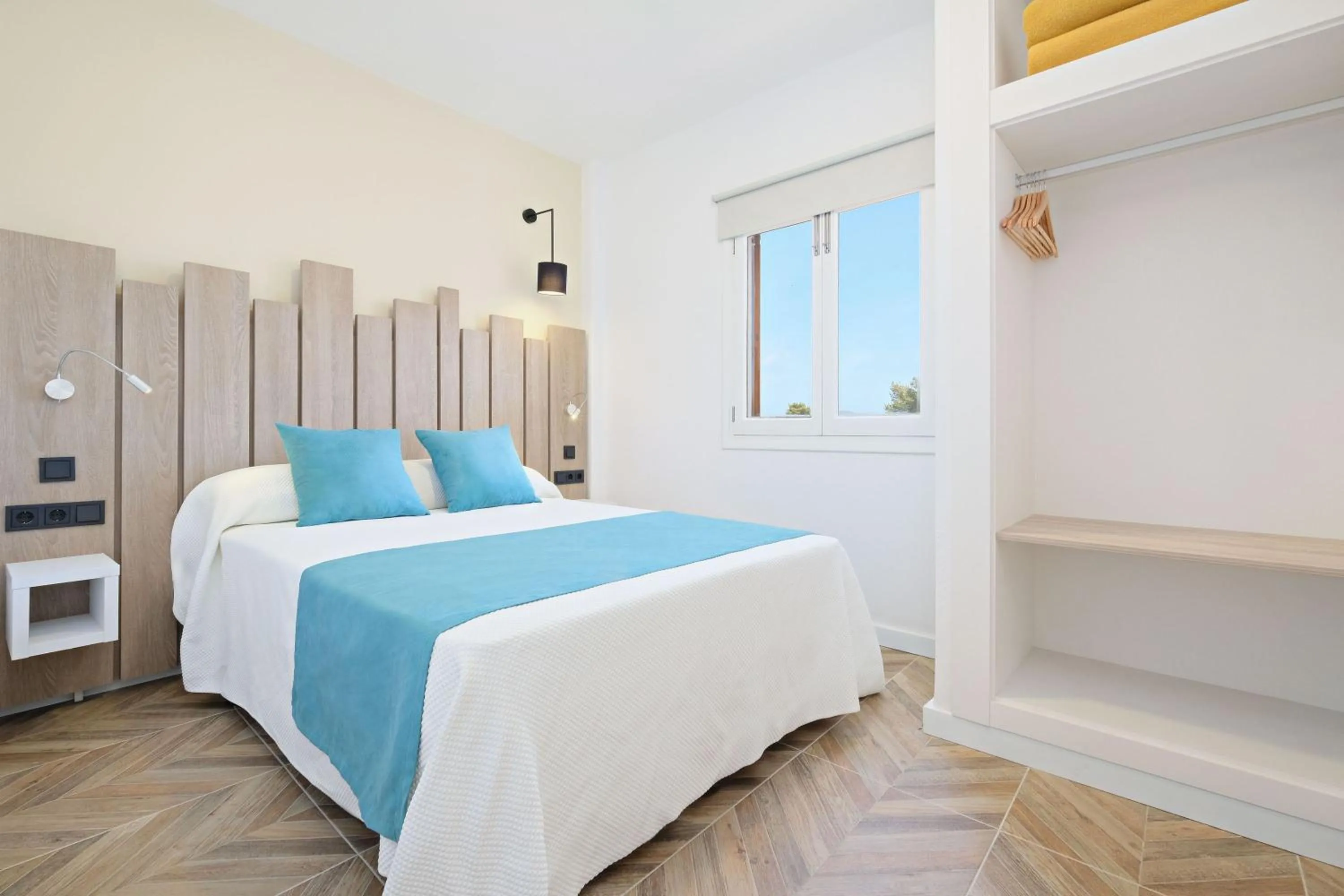 Decorative detail, Bed in azuLine Apartamentos Can Sanso