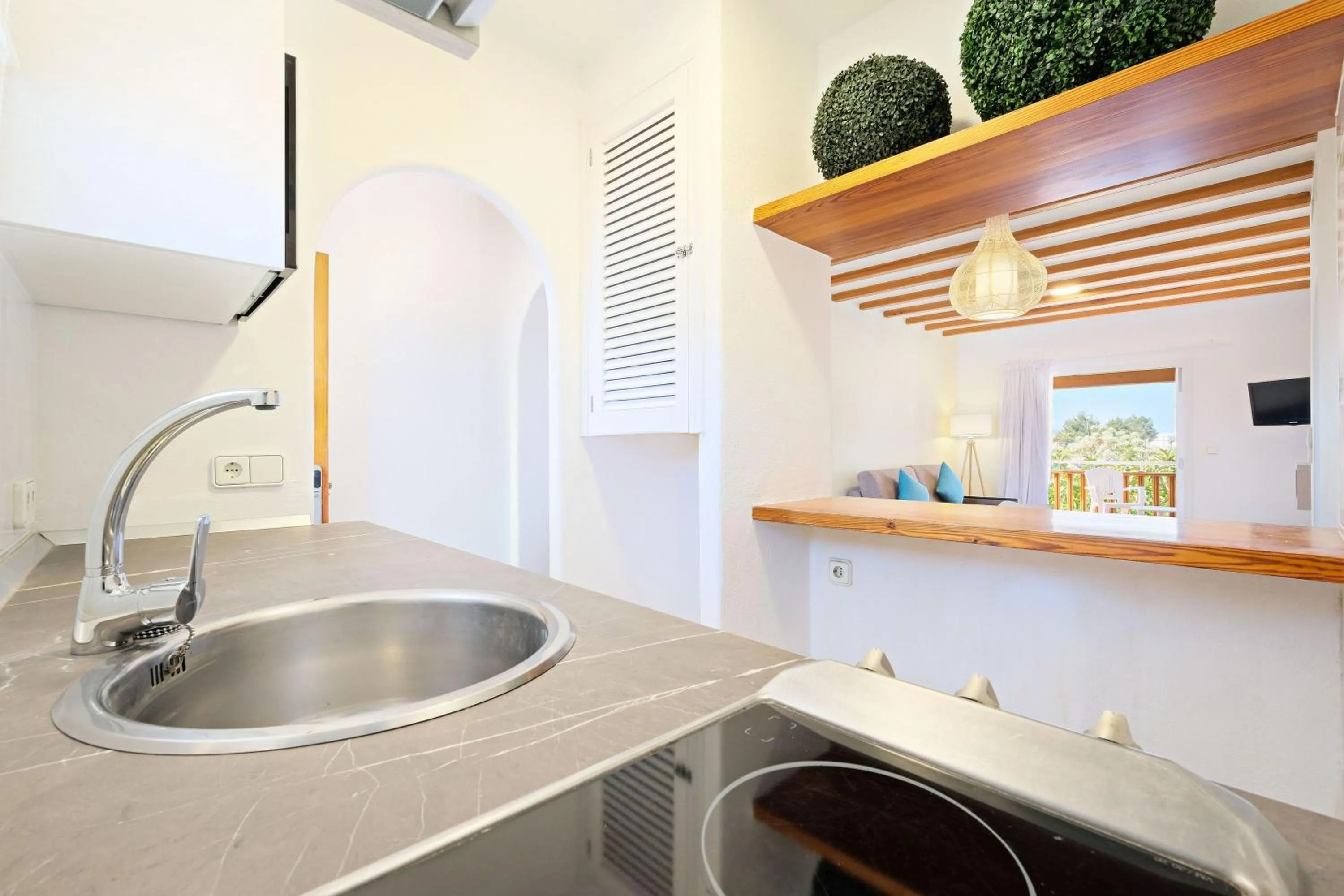 Decorative detail in azuLine Apartamentos Can Sanso