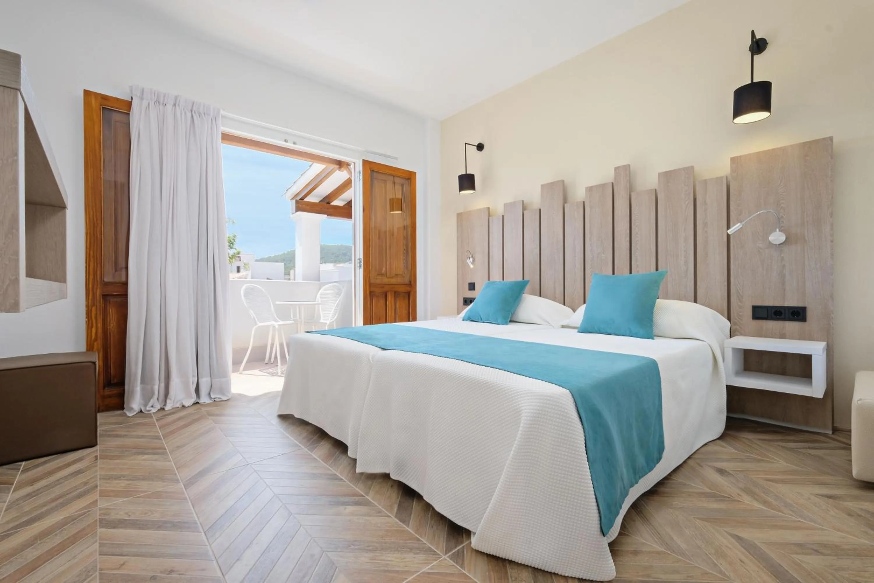 Property building, Bed in azuLine Apartamentos Can Sanso