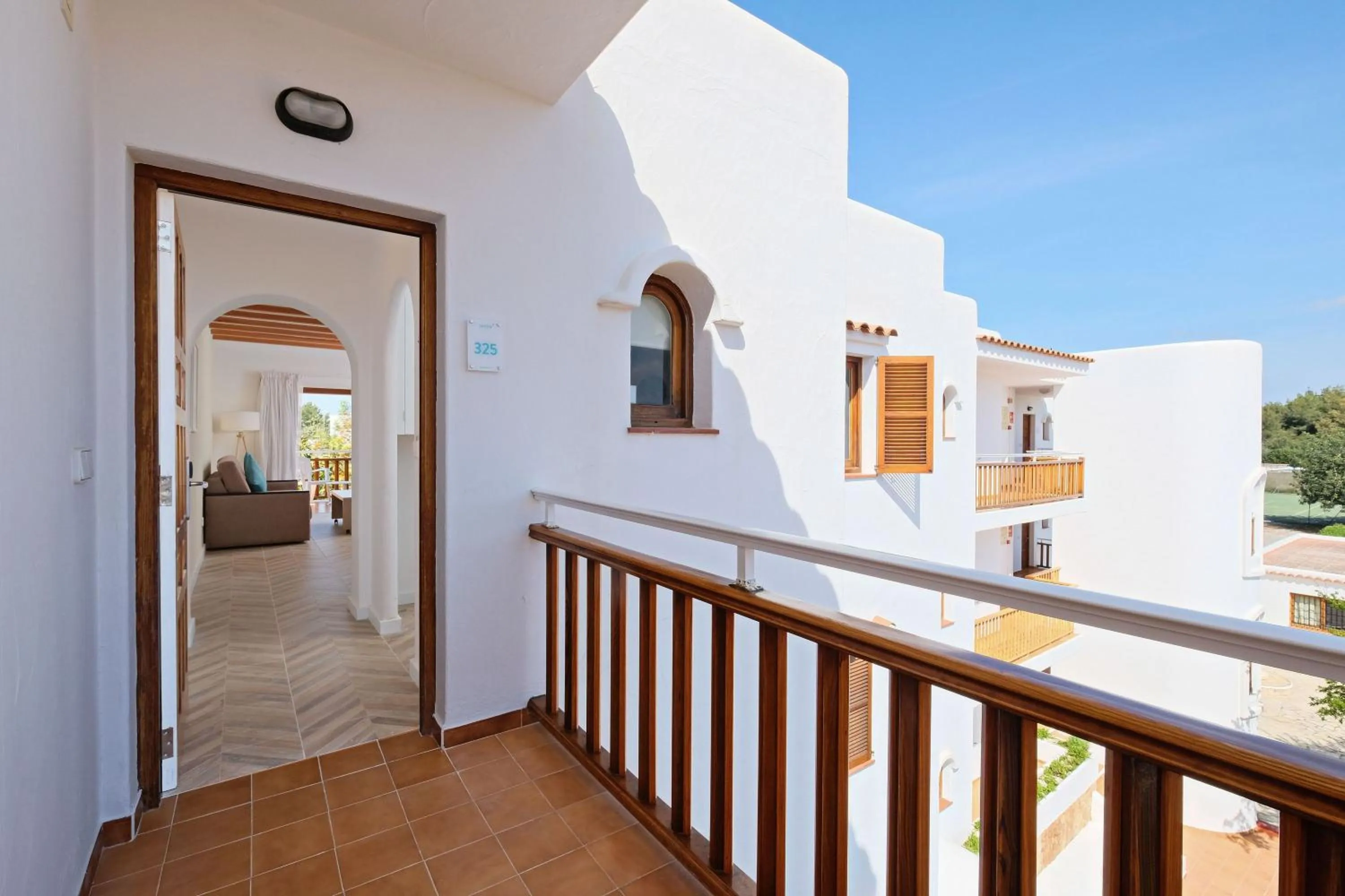 Decorative detail in azuLine Apartamentos Can Sanso