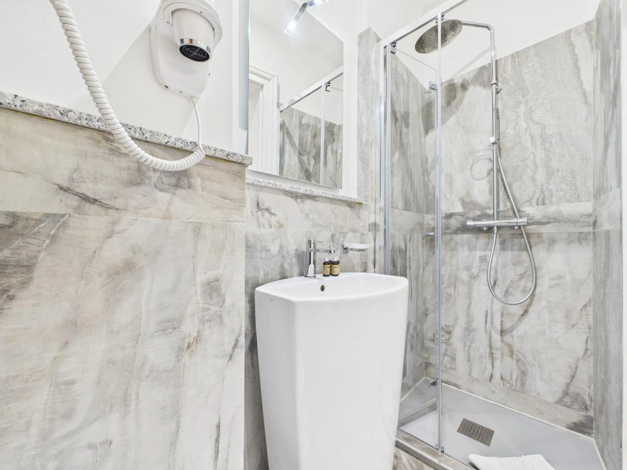 Shower in Apart No 6