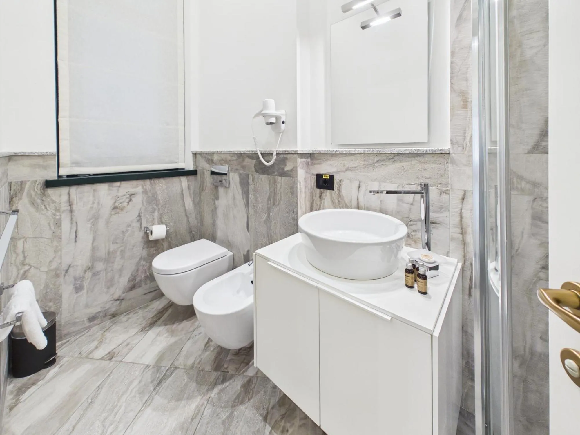 Shower in Apart No 6