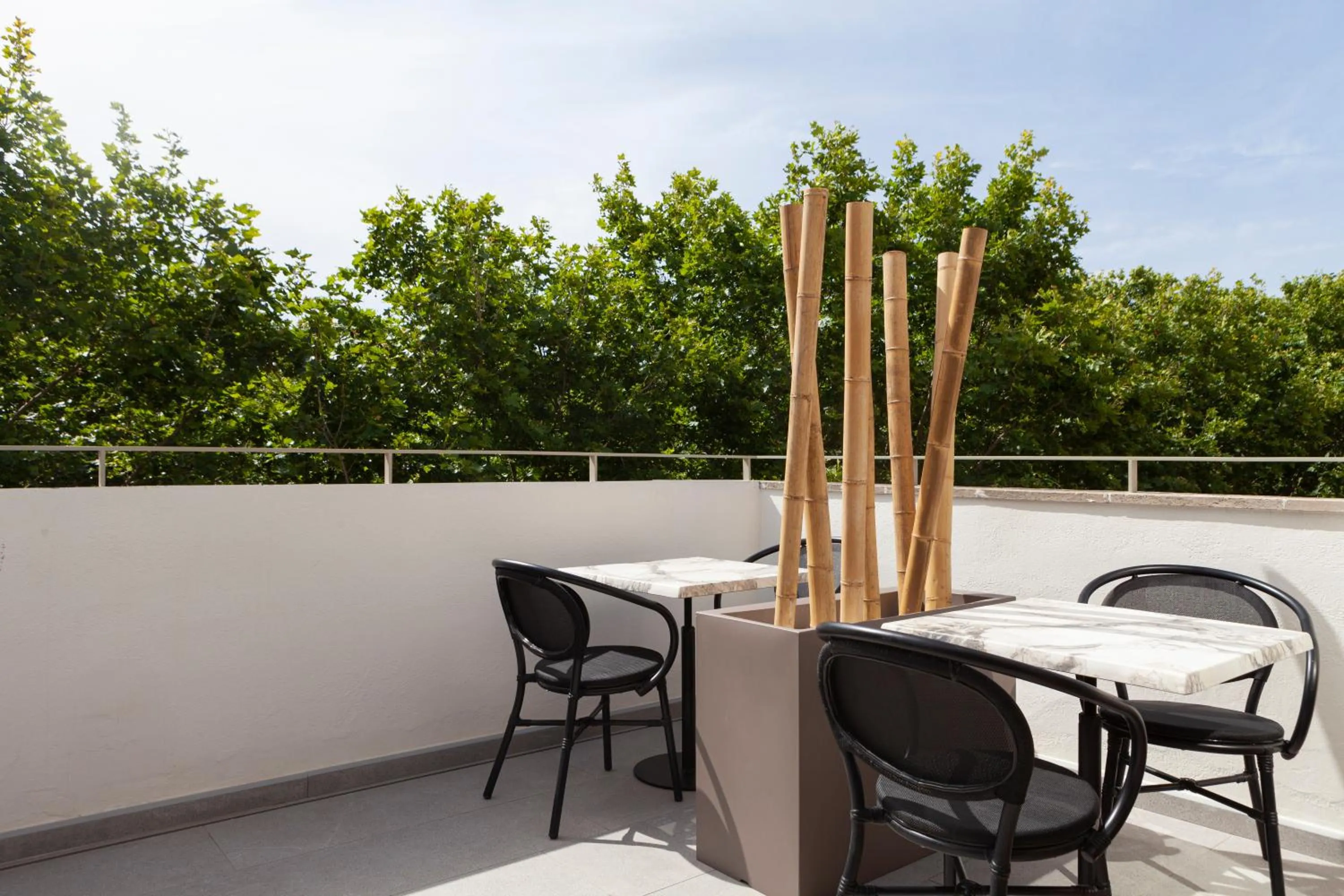 Restaurant/places to eat in Nivia Born Boutique Hotel