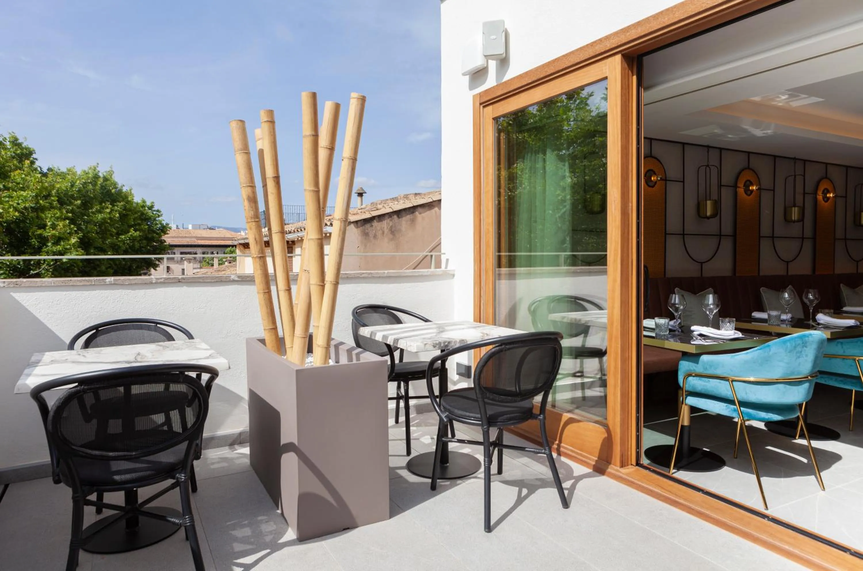 Restaurant/places to eat in Nivia Born Boutique Hotel