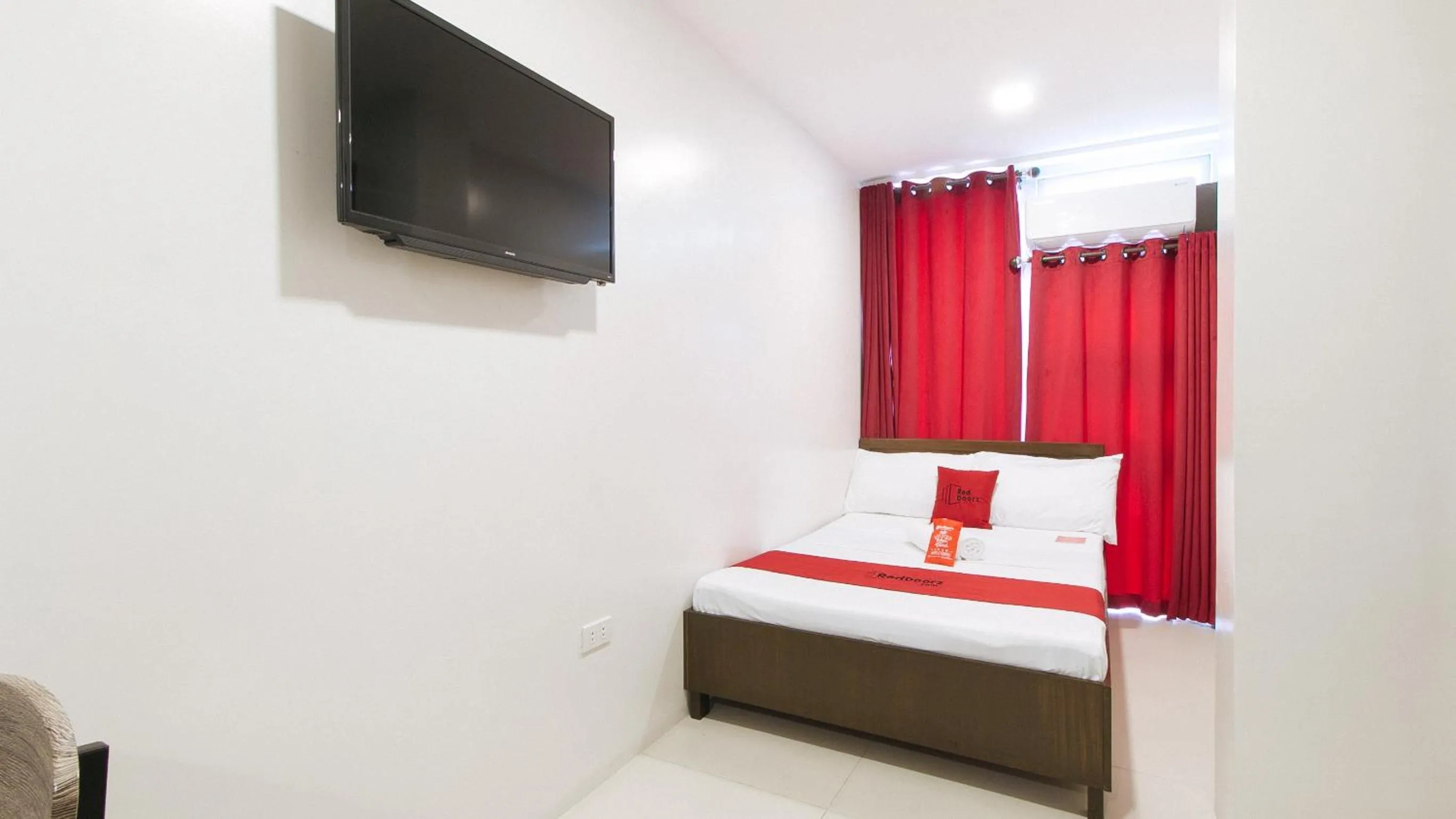 Bed in RedDoorz near Fernwoods Garden Quezon City