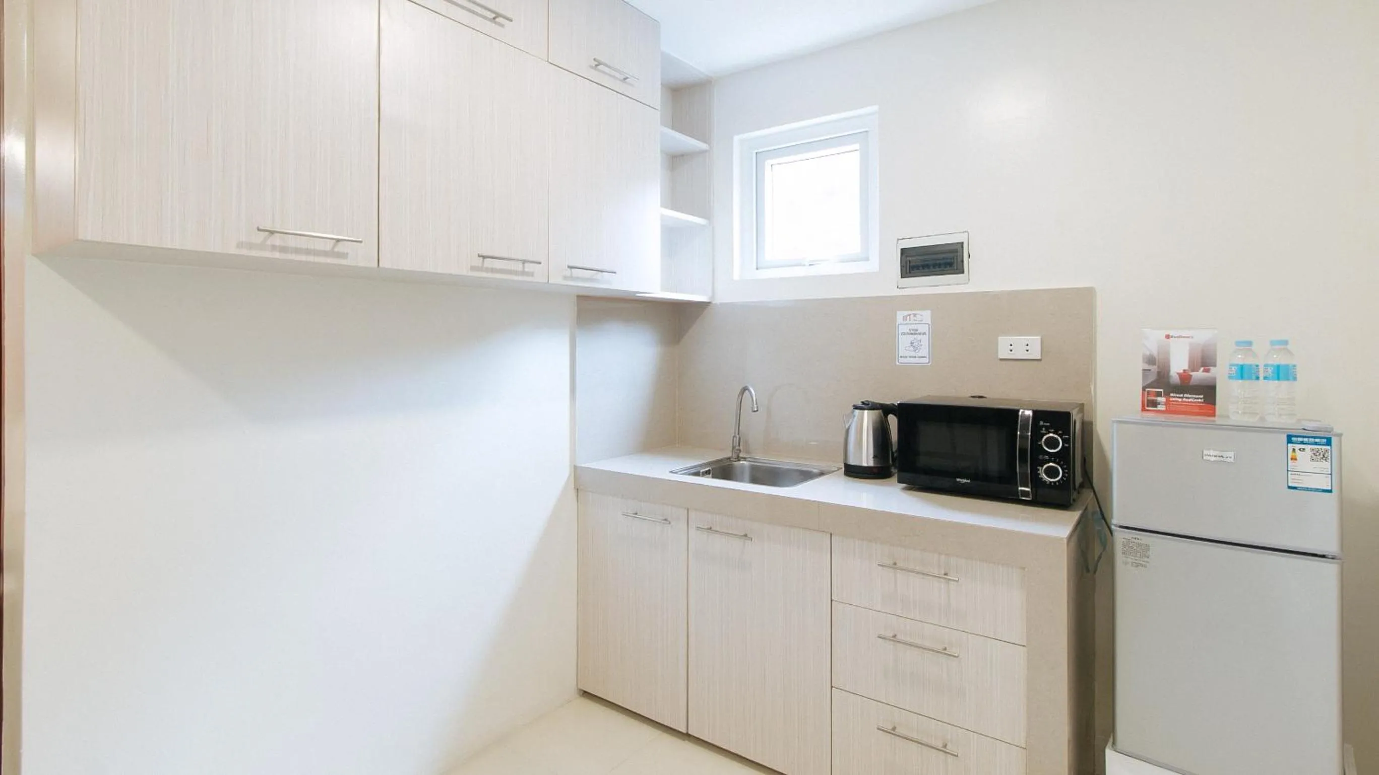 Kitchen or kitchenette in RedDoorz near Fernwoods Garden Quezon City