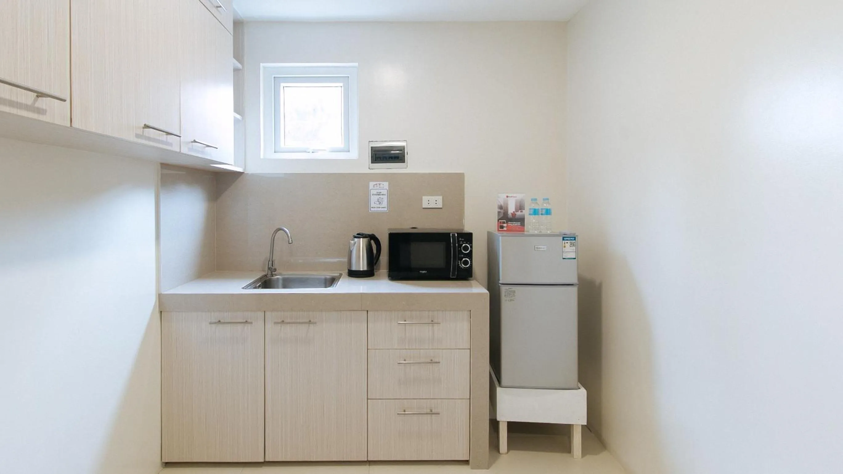 Kitchen or kitchenette in RedDoorz near Fernwoods Garden Quezon City