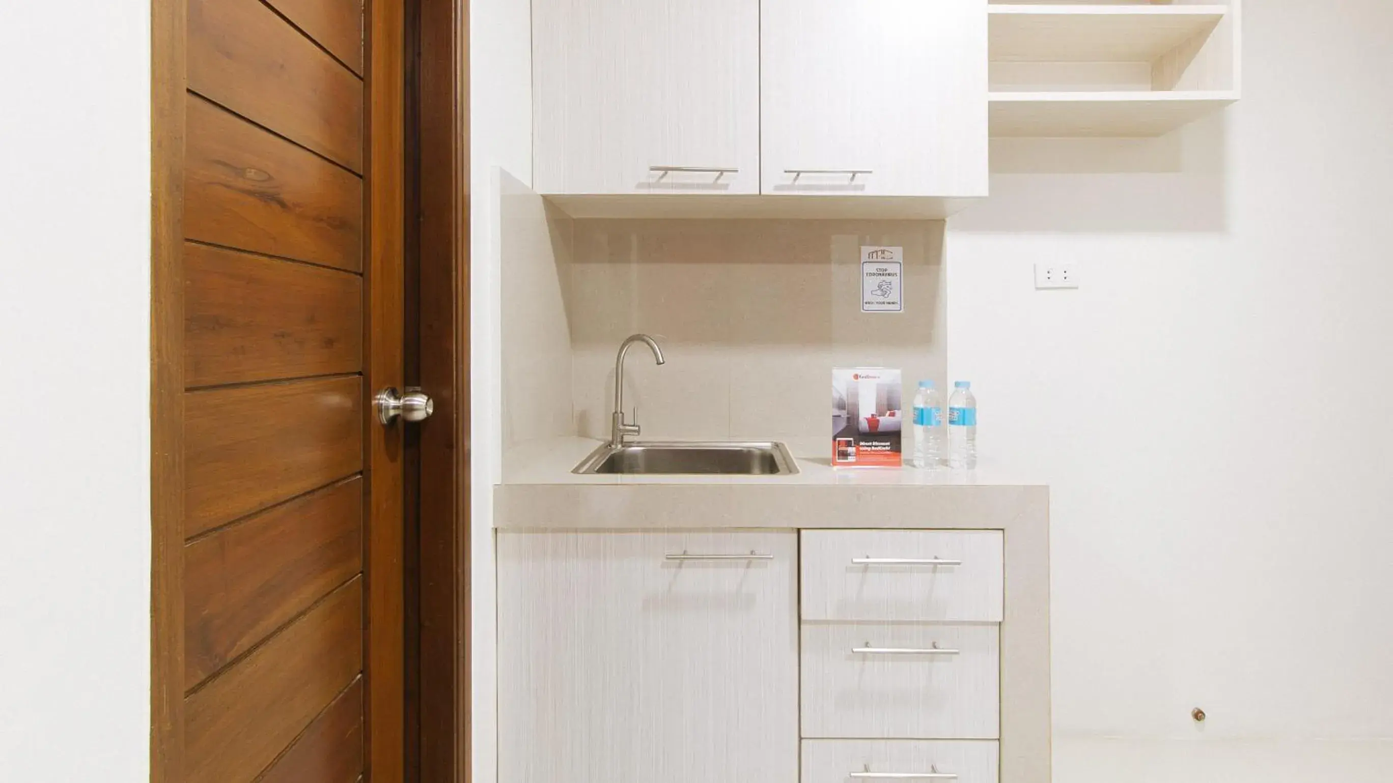 Kitchen or kitchenette in RedDoorz near Fernwoods Garden Quezon City Kitchen or kitchenette in RedDoorz near Fernwoods Garden Quezon City