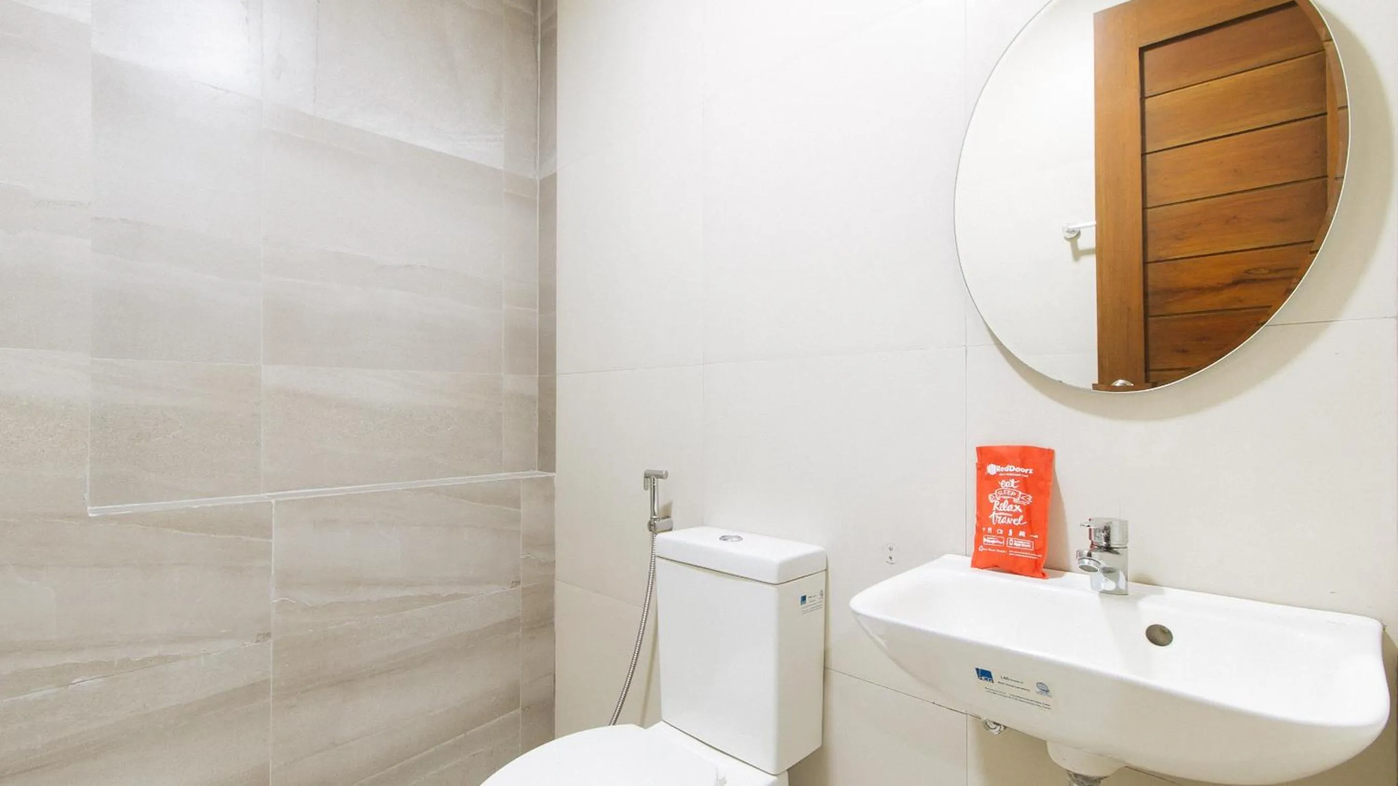 Toilet in RedDoorz near Fernwoods Garden Quezon City