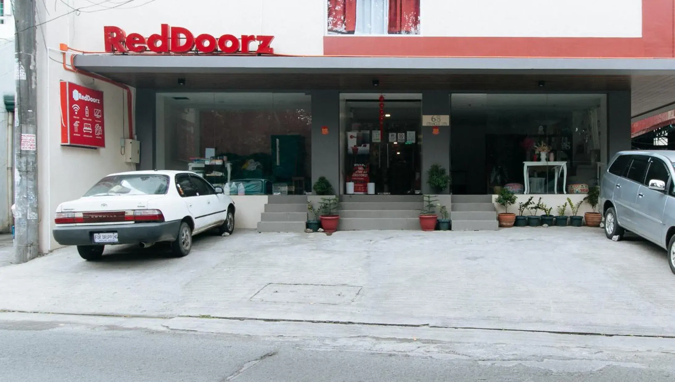 Facade/entrance in RedDoorz near Fernwoods Garden Quezon City Facade/entrance in RedDoorz near Fernwoods Garden Quezon City