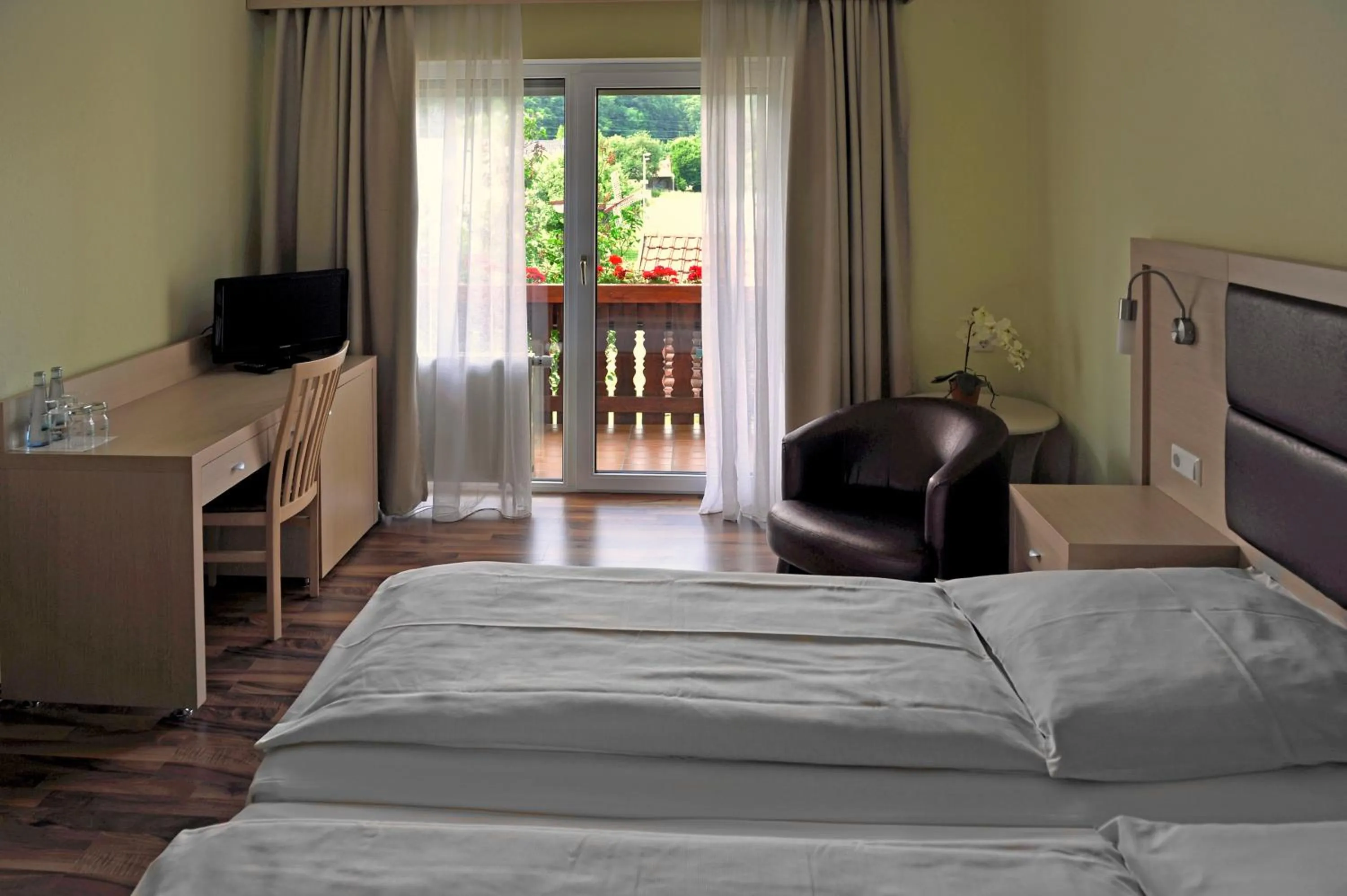 Balcony/Terrace, Bed in Hotel Tannenhof