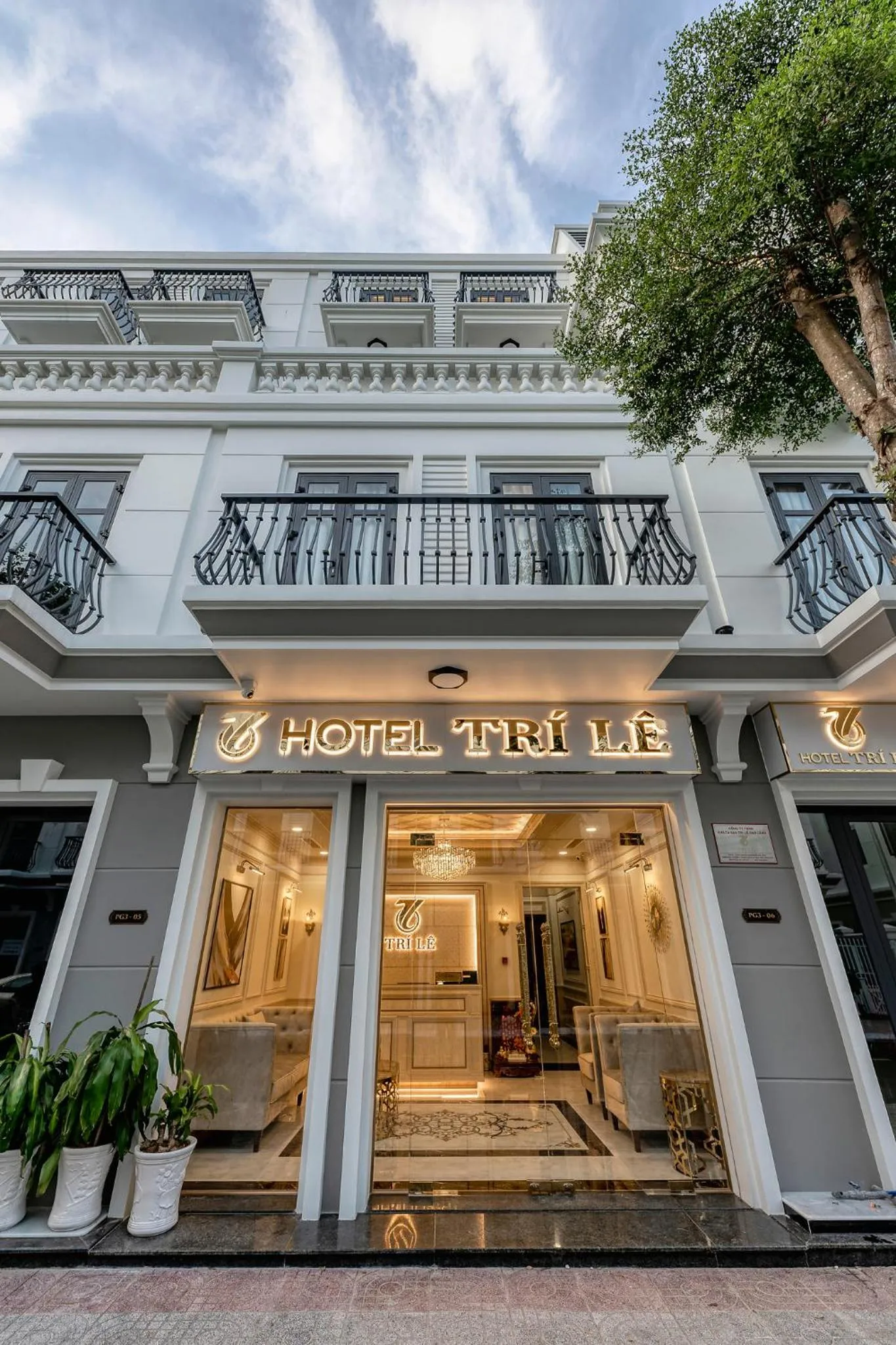 Property building in Hotel Trí Lê