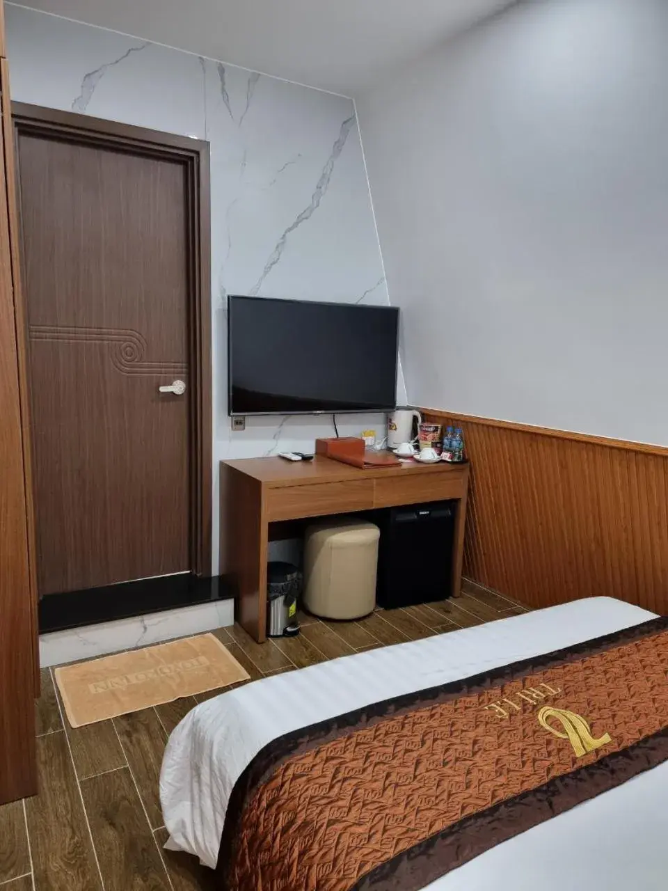 TV and multimedia, Bed in Hotel Trí Lê TV and multimedia, Bed in Hotel Trí Lê