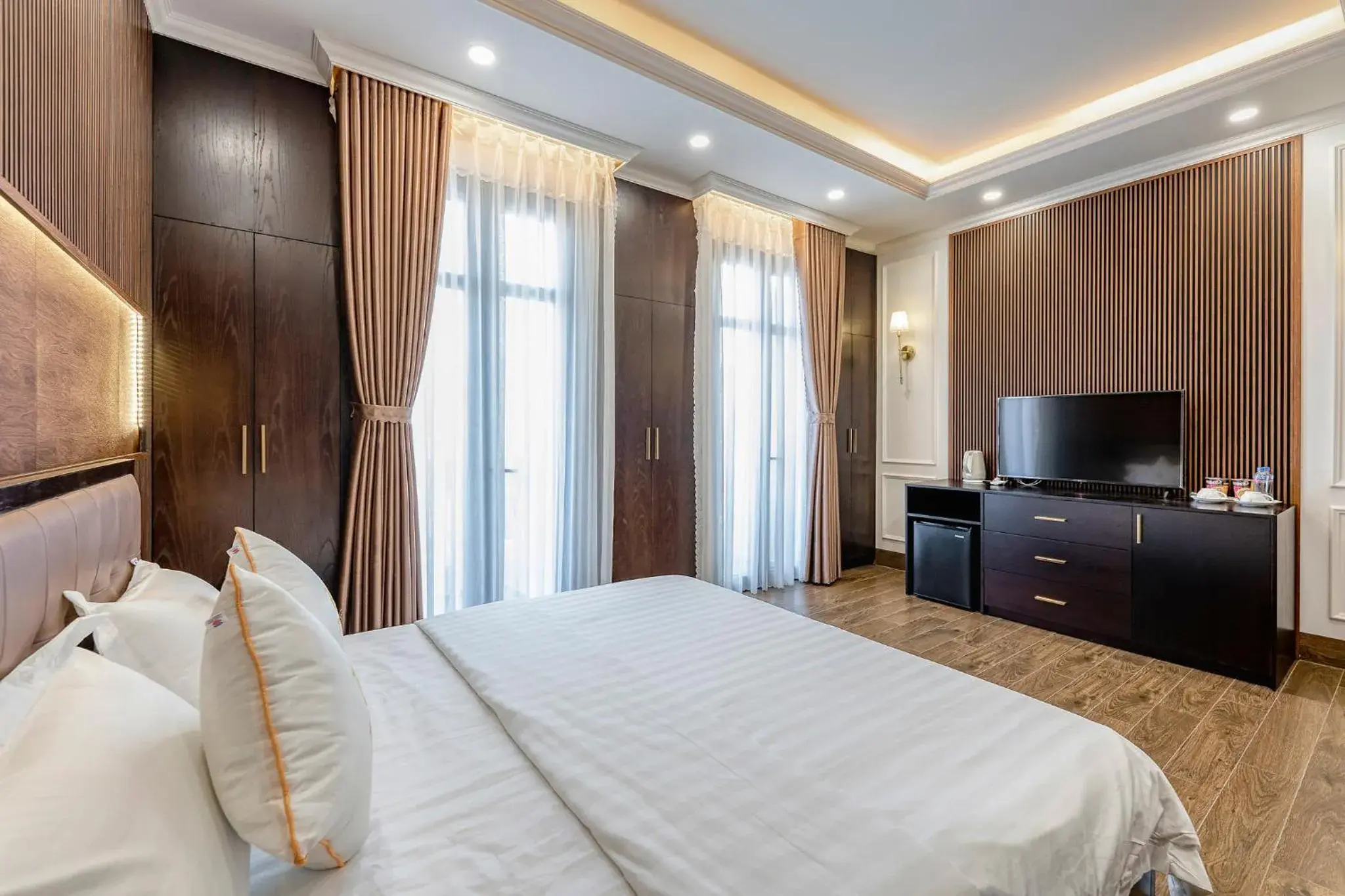 TV and multimedia, Bed in Hotel Trí Lê TV and multimedia, Bed in Hotel Trí Lê