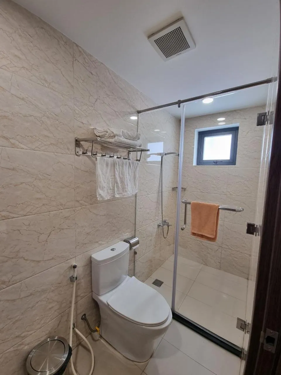 Shower in Hotel Trí Lê