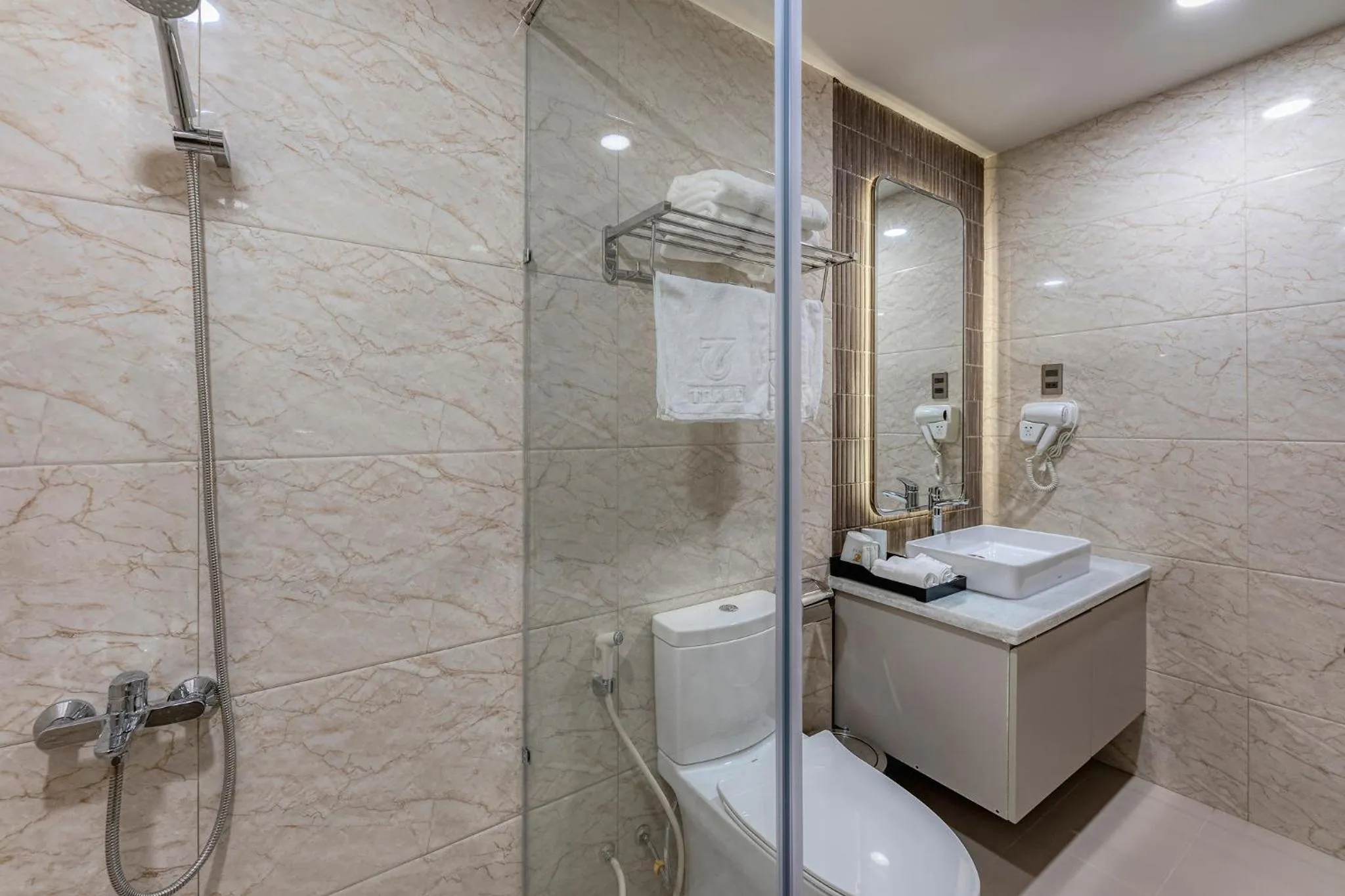 Bathroom in Hotel Trí Lê