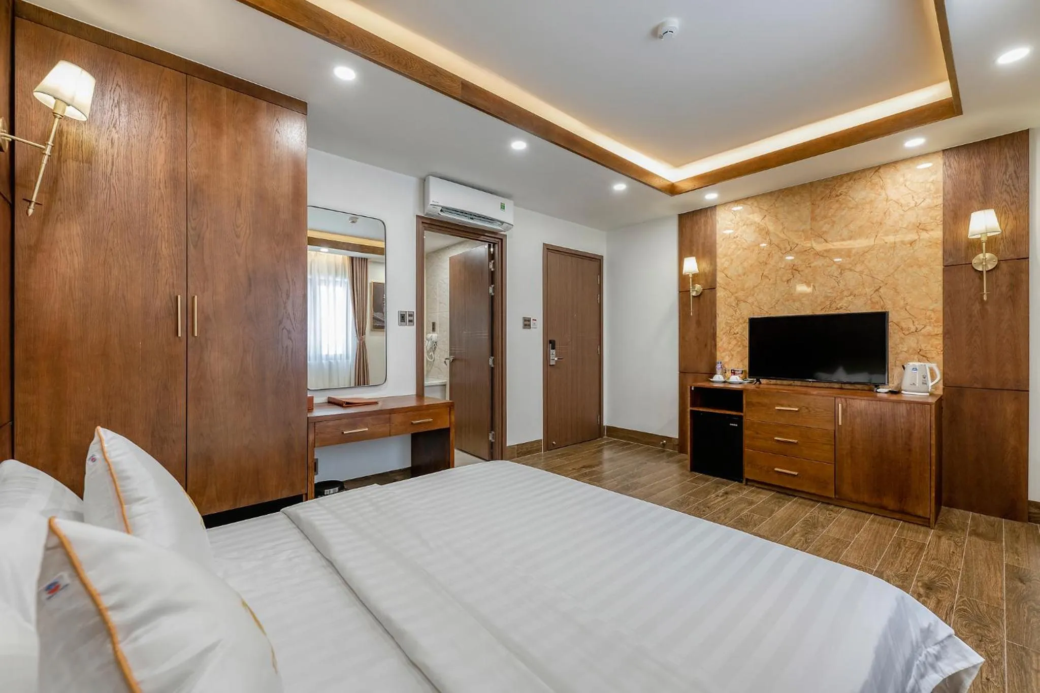 Bedroom, Bed in Hotel Trí Lê