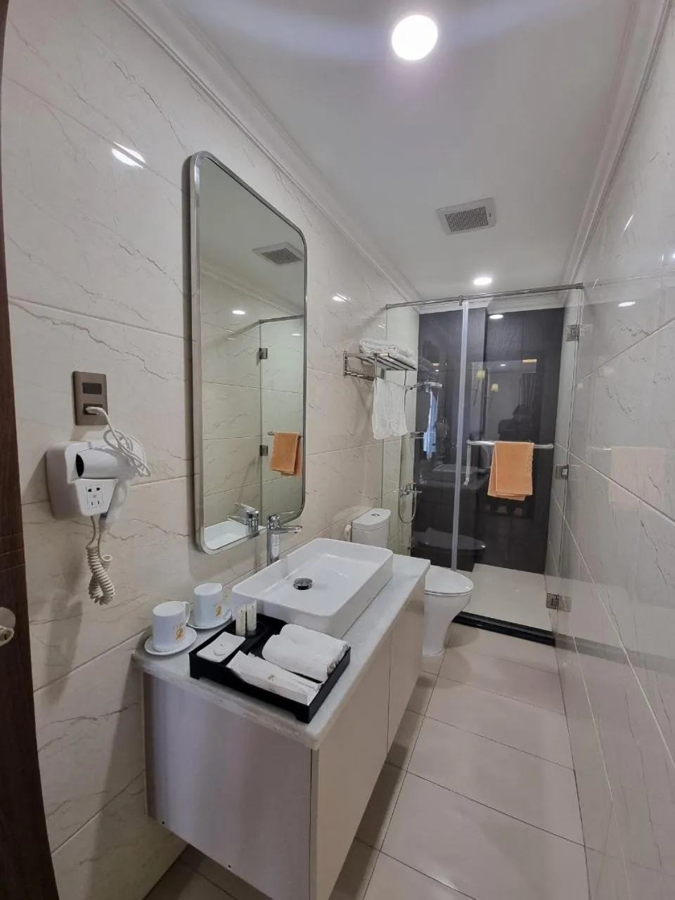 Shower in Hotel Trí Lê