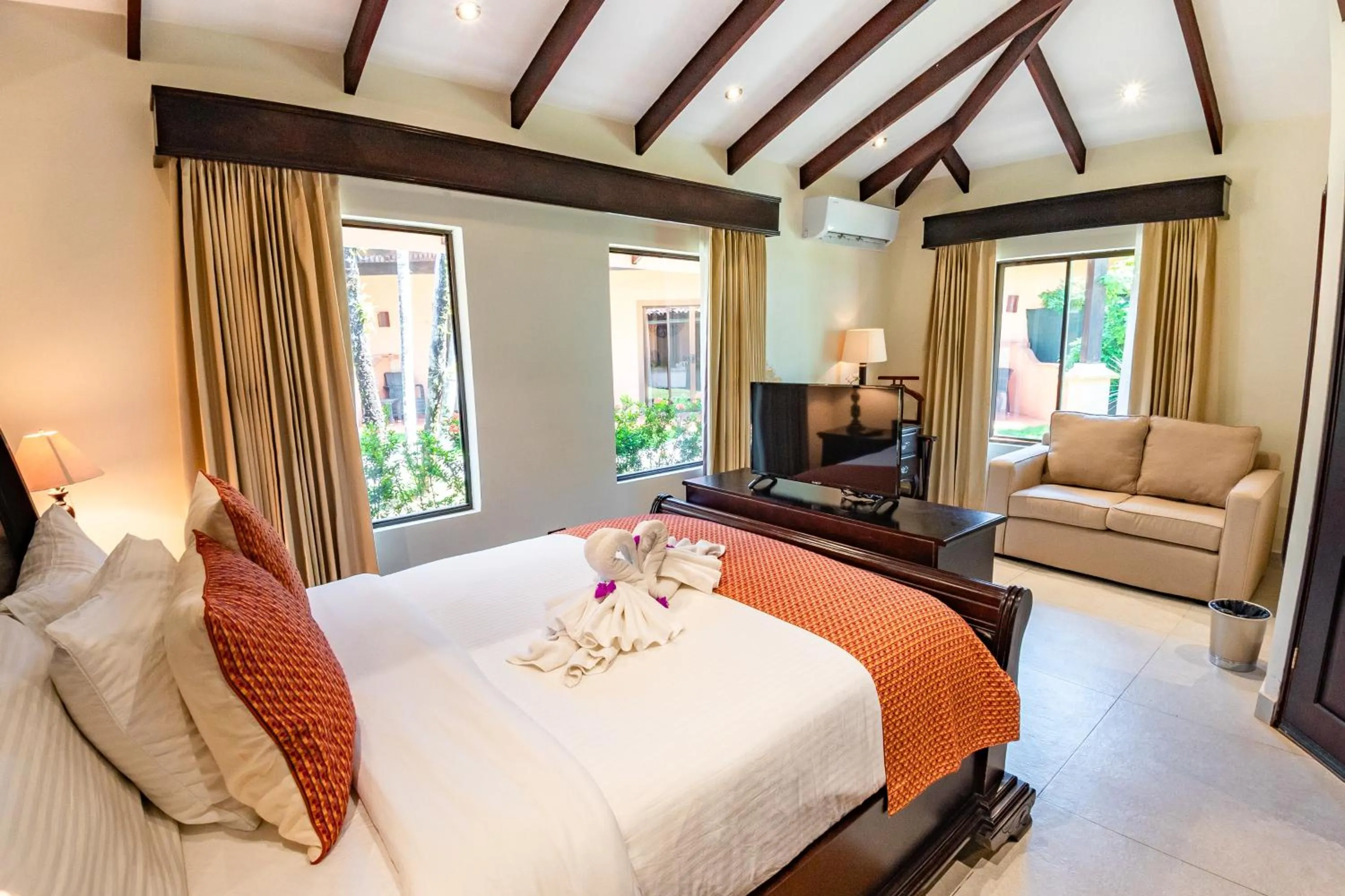 Photo of the whole room, Bed in Sunset del Mar Beach Resort