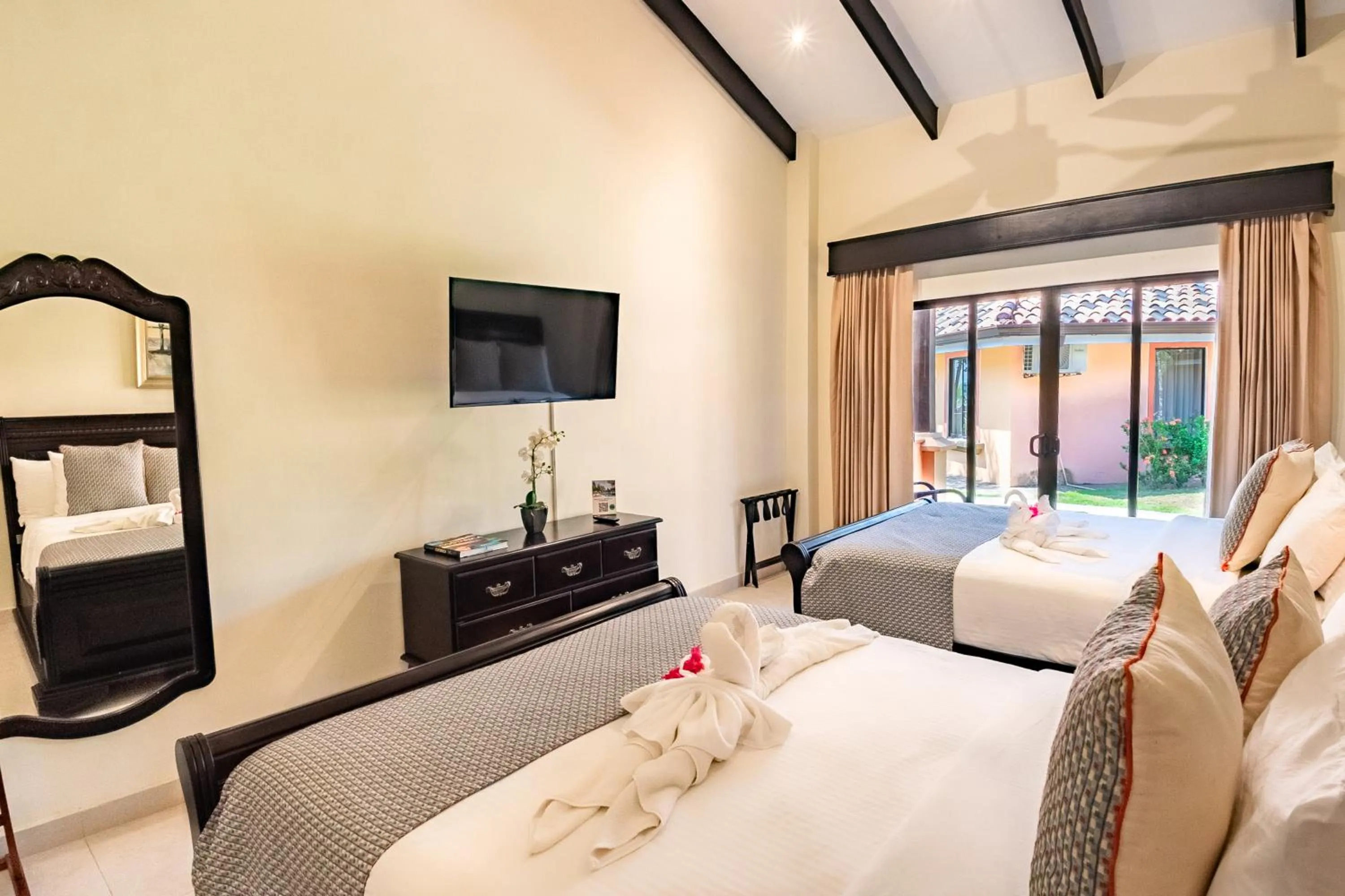 Photo of the whole room, Bed in Sunset del Mar Beach Resort