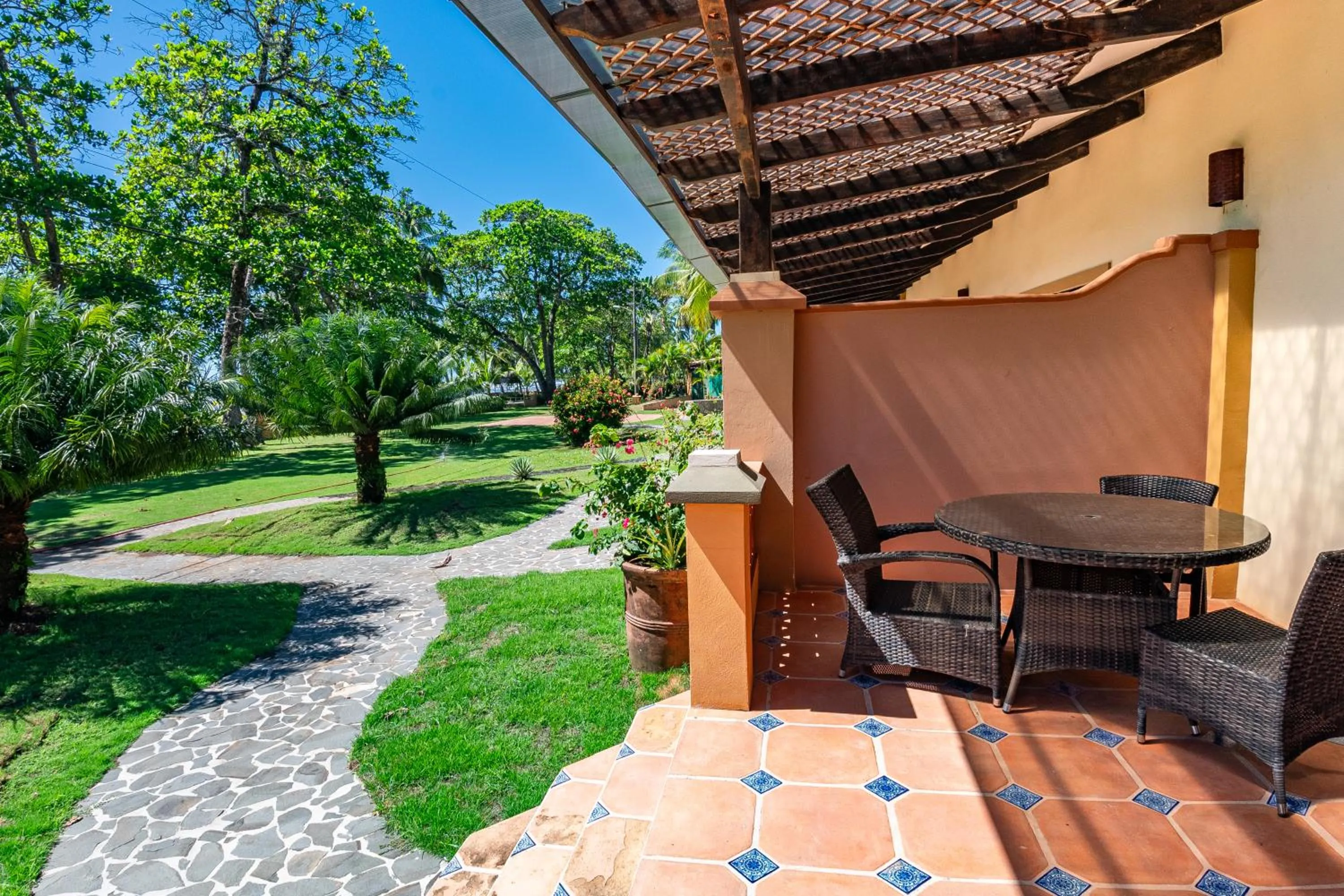 Seating area in Sunset del Mar Beach Resort