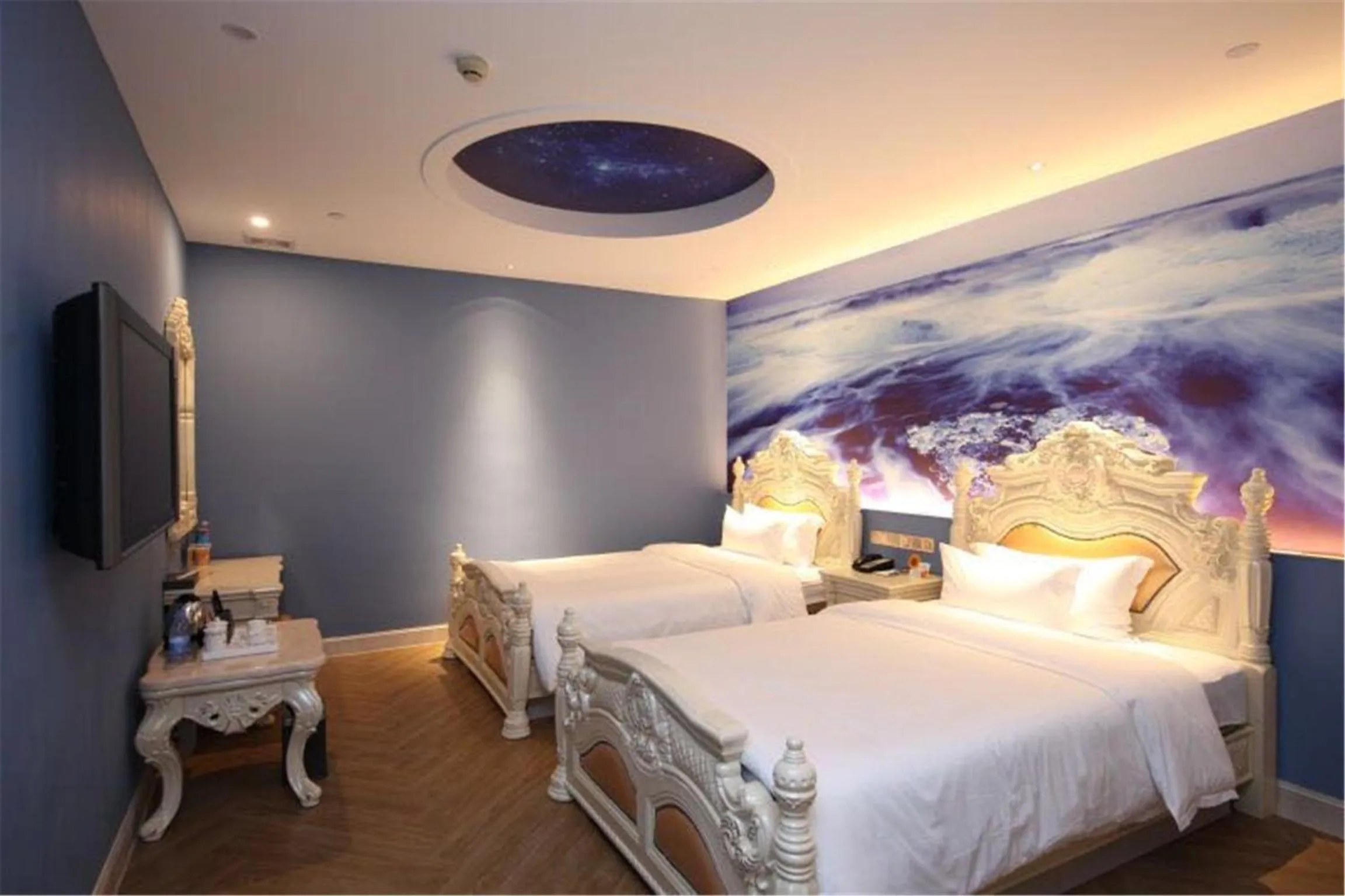 Photo of the whole room, Bed in Nan Yang Royal Hotel