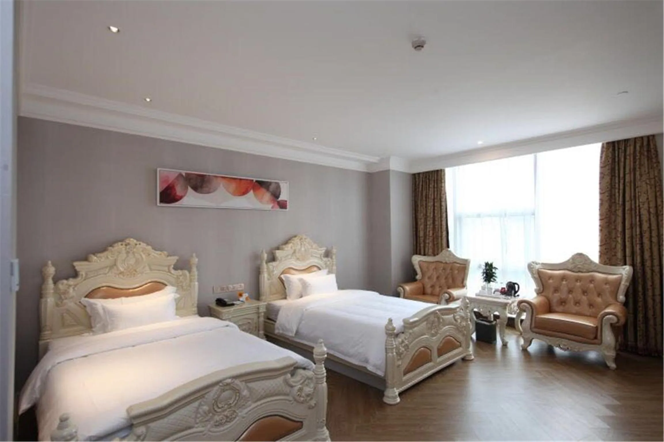 Photo of the whole room, Bed in Nan Yang Royal Hotel