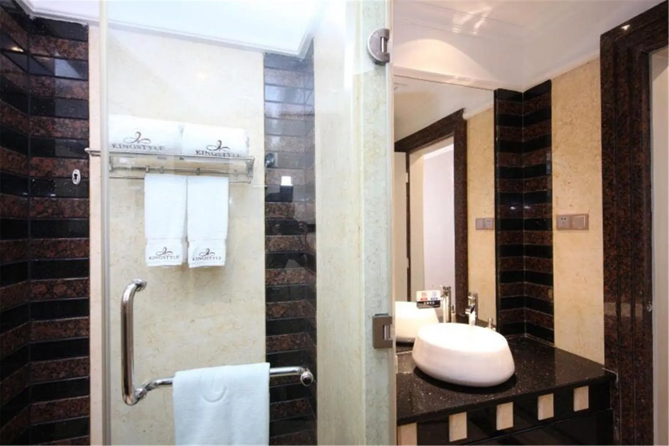 Deluxe Twin Room with Garden View in Nan Yang Royal Hotel Deluxe Twin Room with Garden View in Nan Yang Royal Hotel