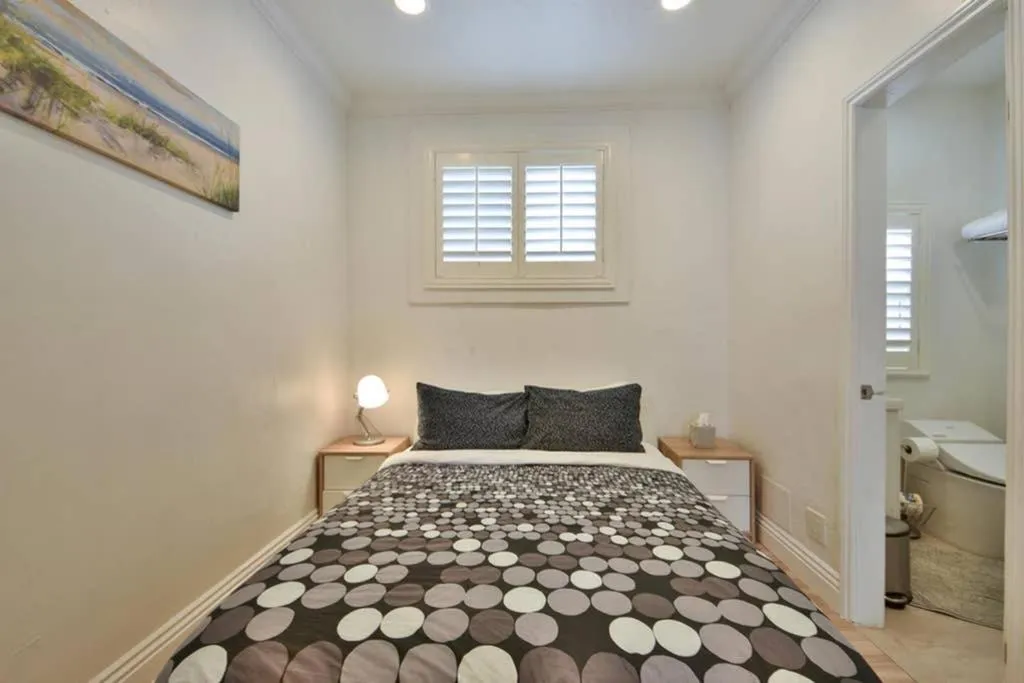 Bed in 1000#3 Renovated Home by Beach & Sand - AC & More!