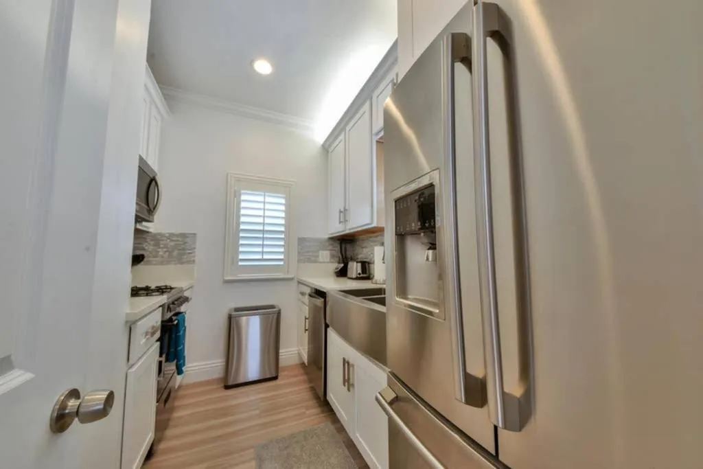 Kitchen or kitchenette in 1000#5 Premier Modern Home w View, Parking, and AC