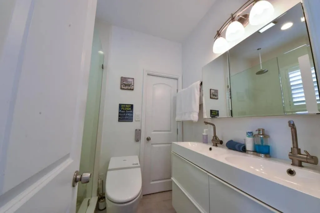 Bathroom in 1000#5 Premier Modern Home w View, Parking, and AC