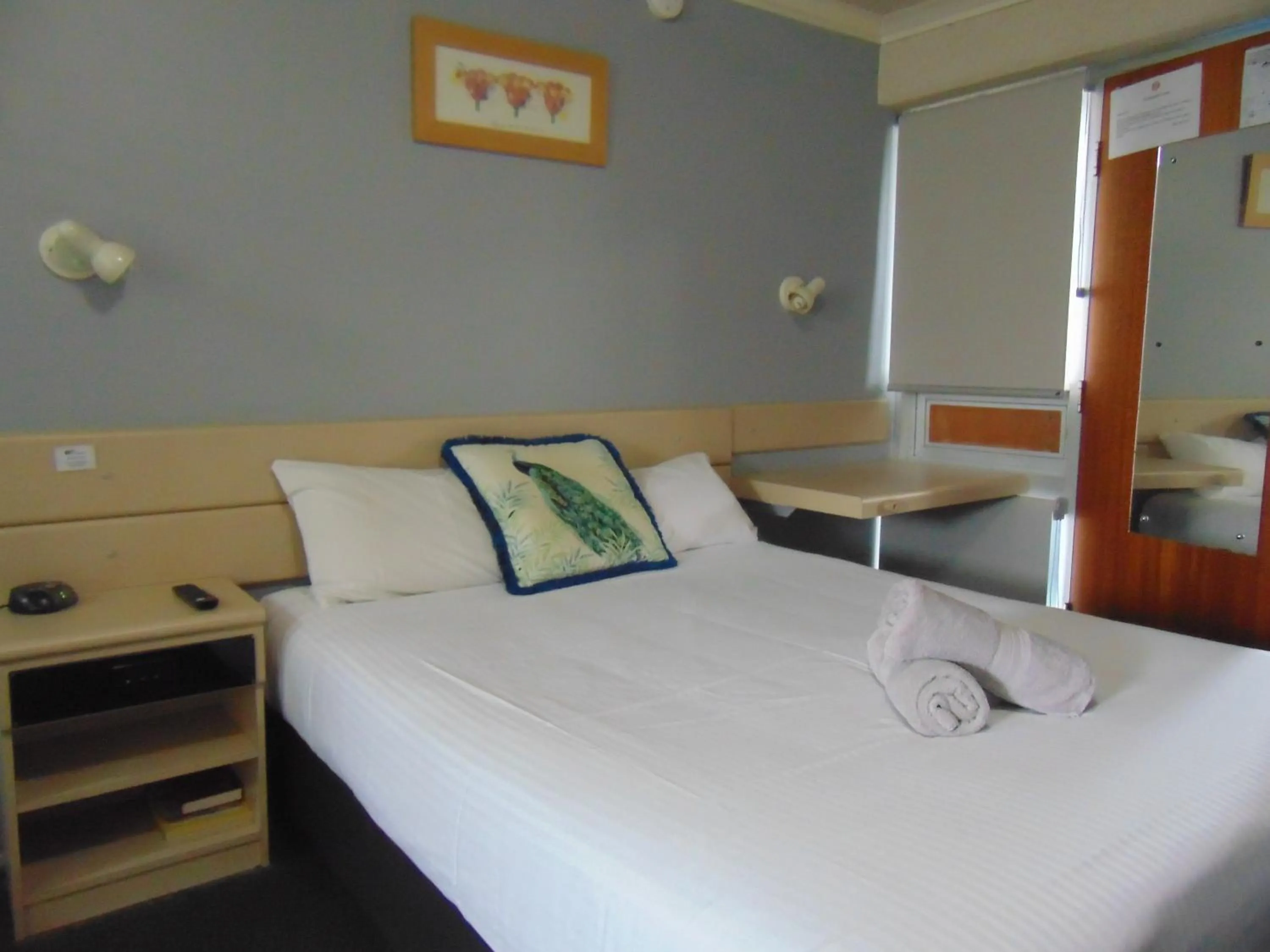 Bed in Rockhampton Court Motor Inn