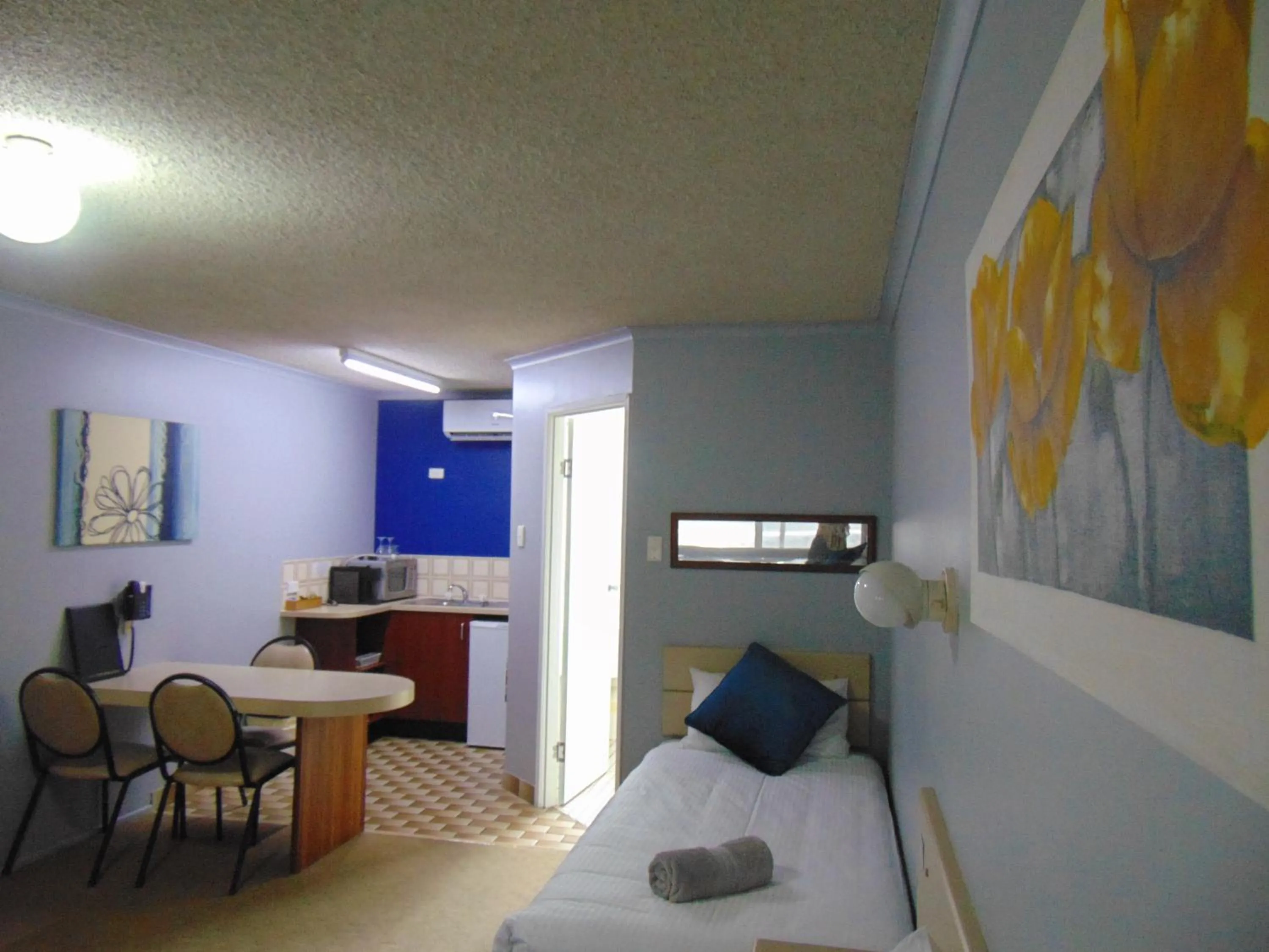 Bed in Rockhampton Court Motor Inn