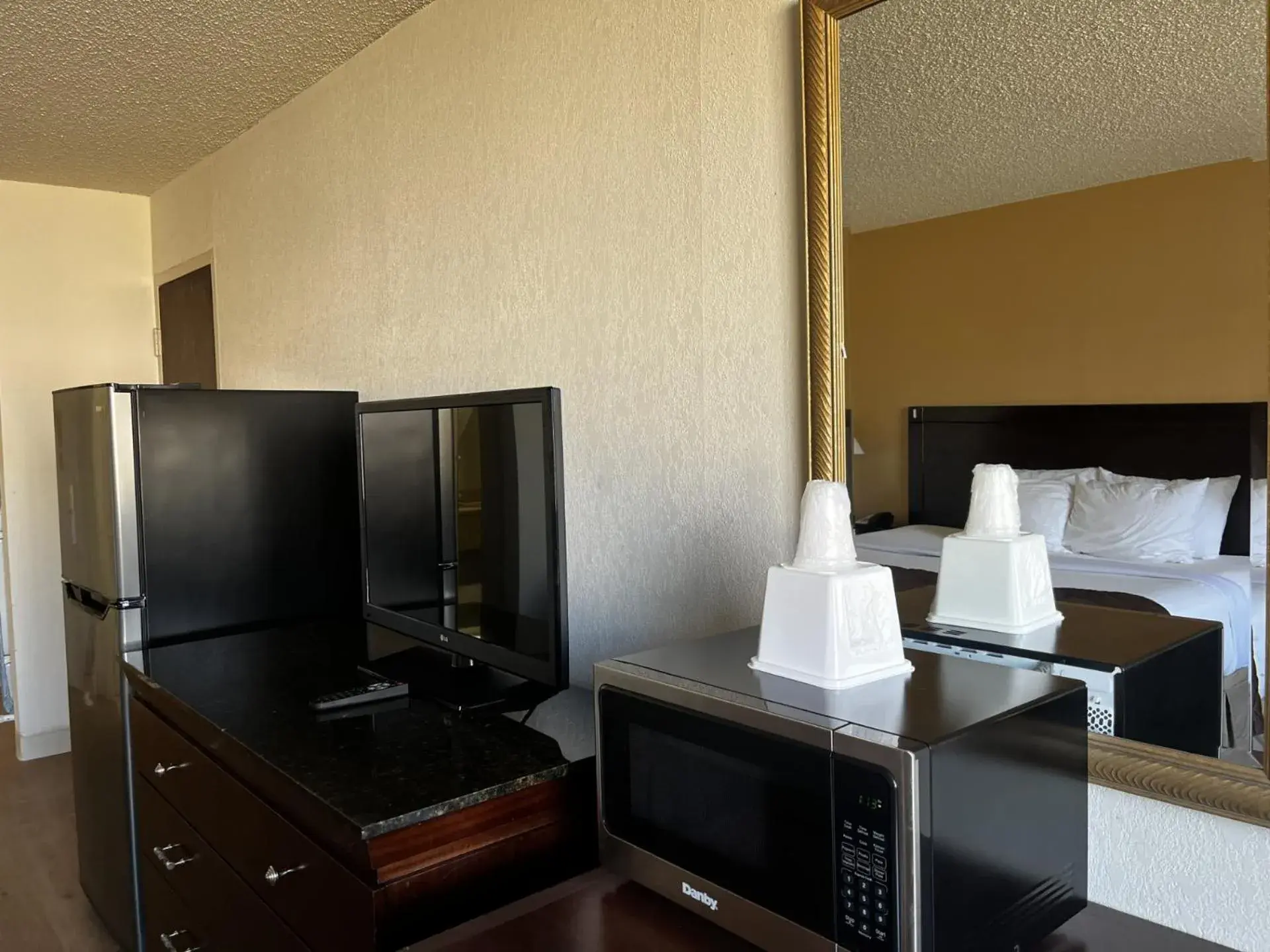 microwave, Bed in Budget Inn Laramie microwave, Bed in Budget Inn Laramie