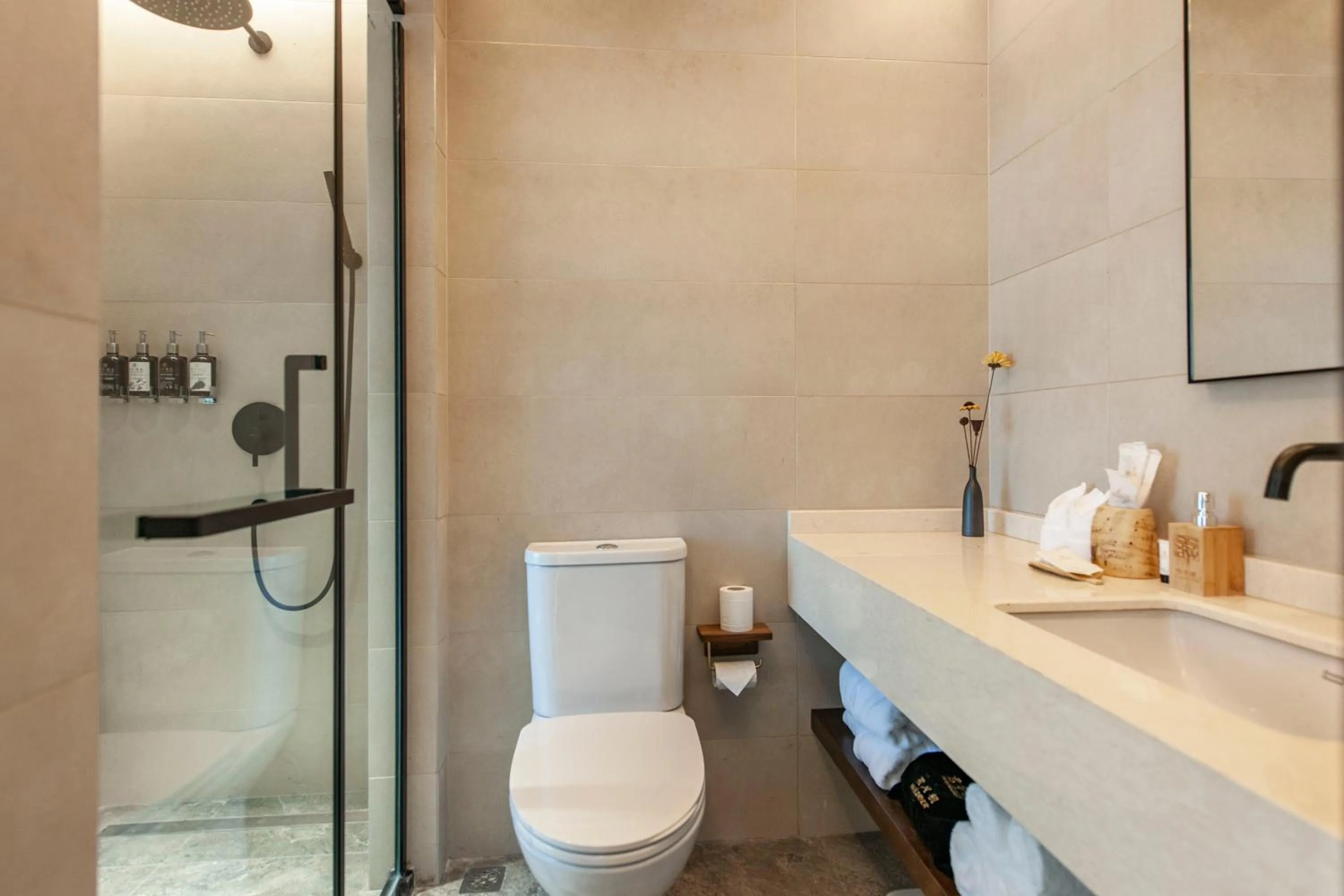 Shower in SSAW Boutique Hotel Hangzhou Liangyun