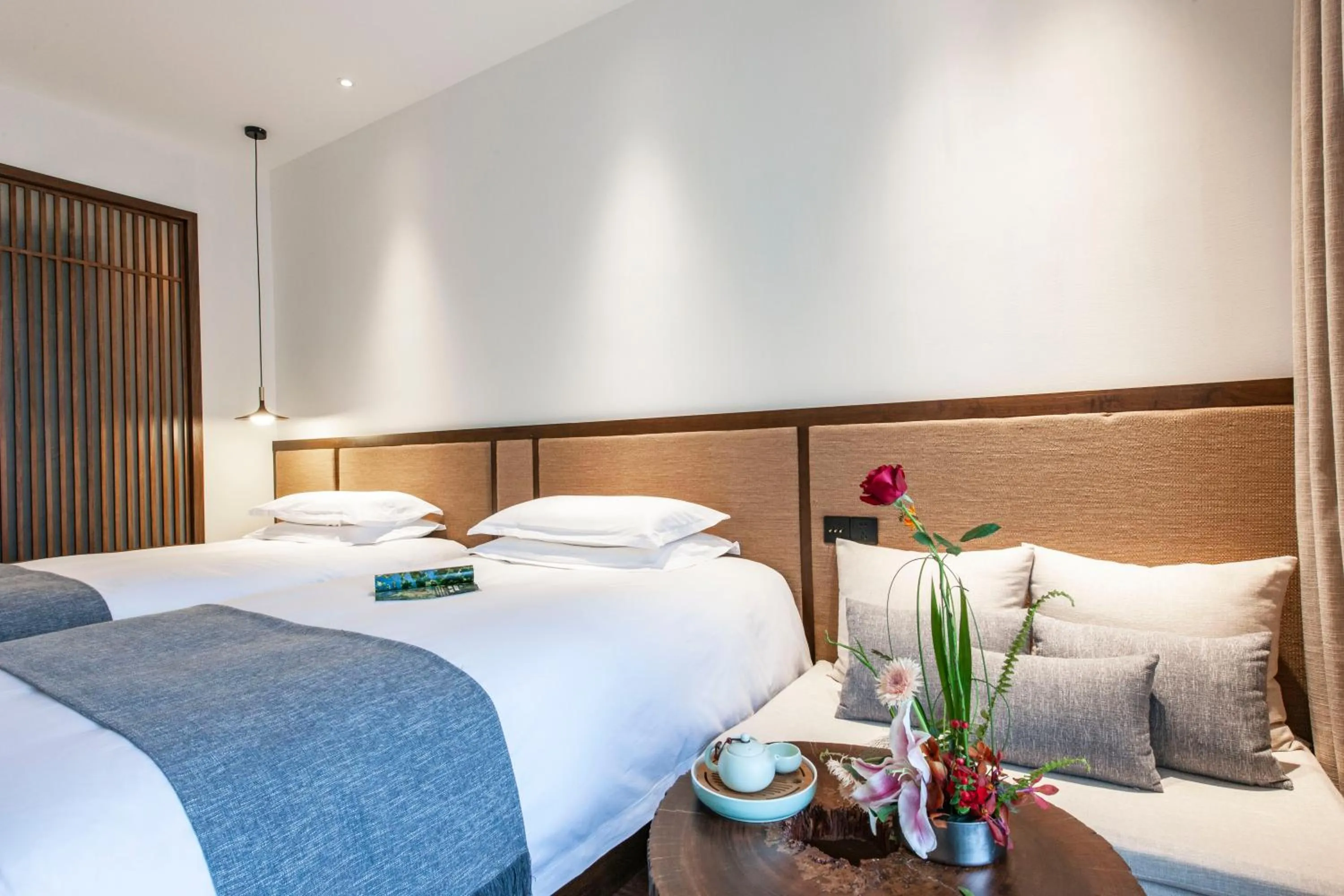 Bed in SSAW Boutique Hotel Hangzhou Liangyun