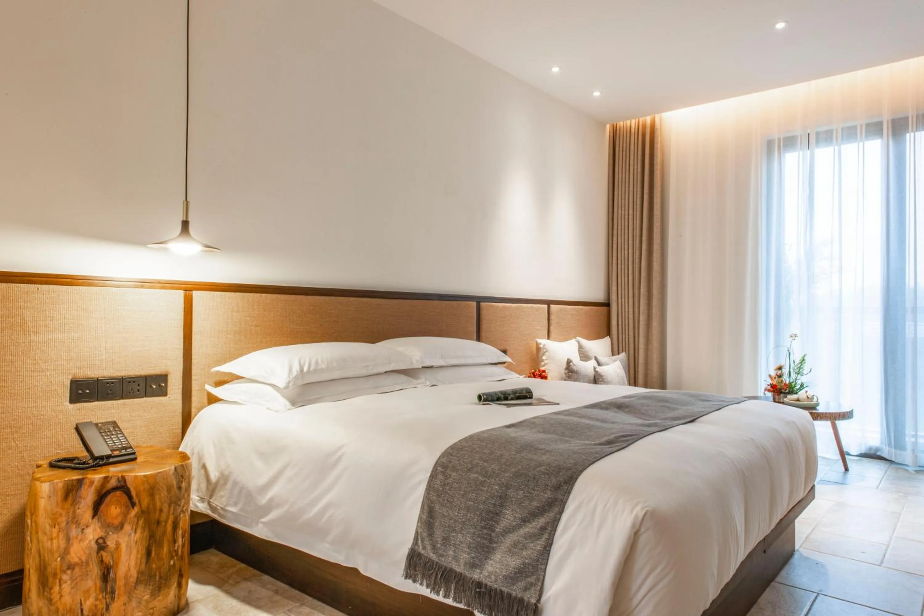 Bed in SSAW Boutique Hotel Hangzhou Liangyun