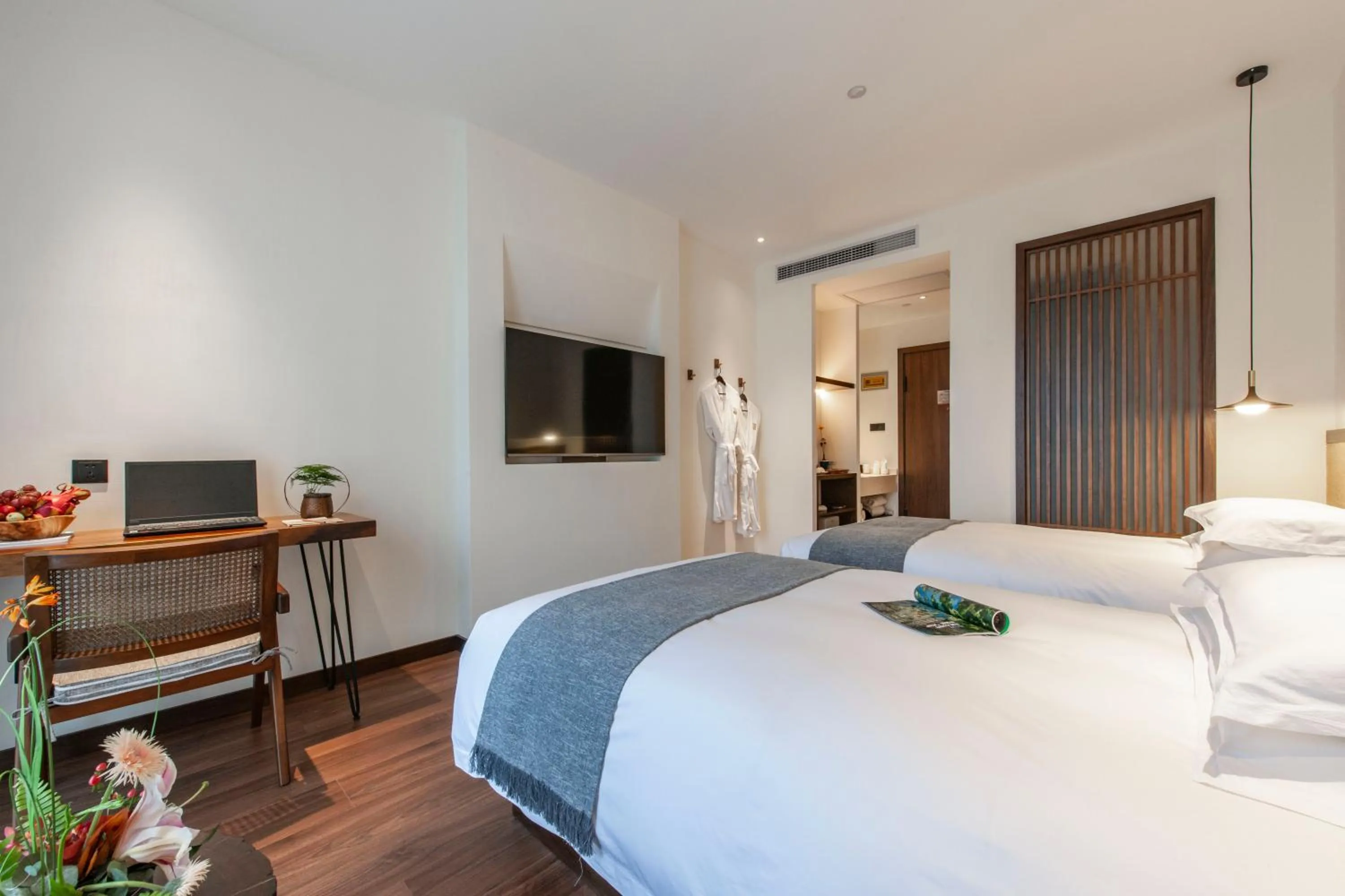 Photo of the whole room, Bed in SSAW Boutique Hotel Hangzhou Liangyun