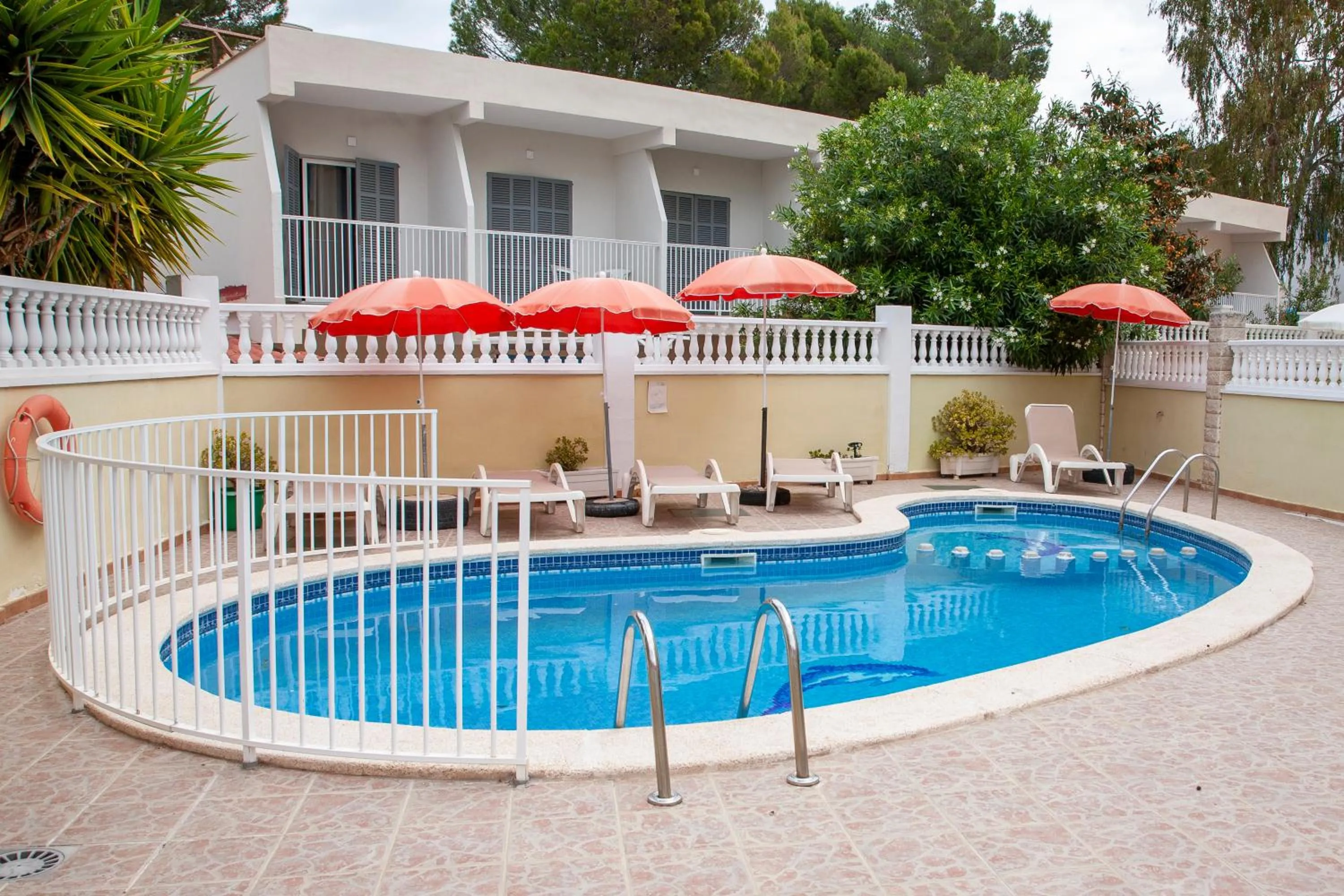 Swimming pool in Bonaire Paguera
